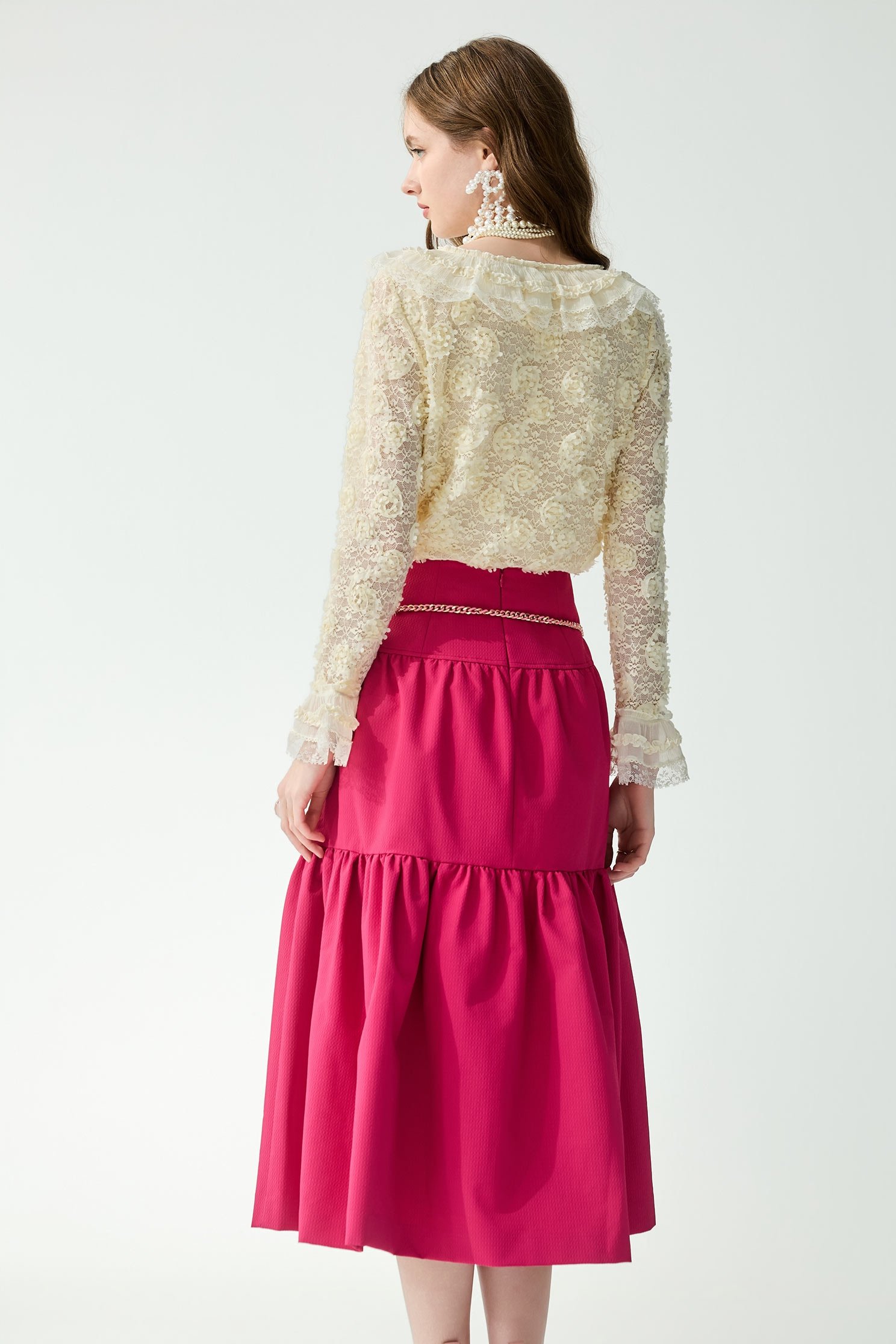 奶油色蕾絲立體花上衣奶油色蕾絲立體花上衣,上衣,春夏穿搭,荷葉,蕾絲,蕾絲上衣