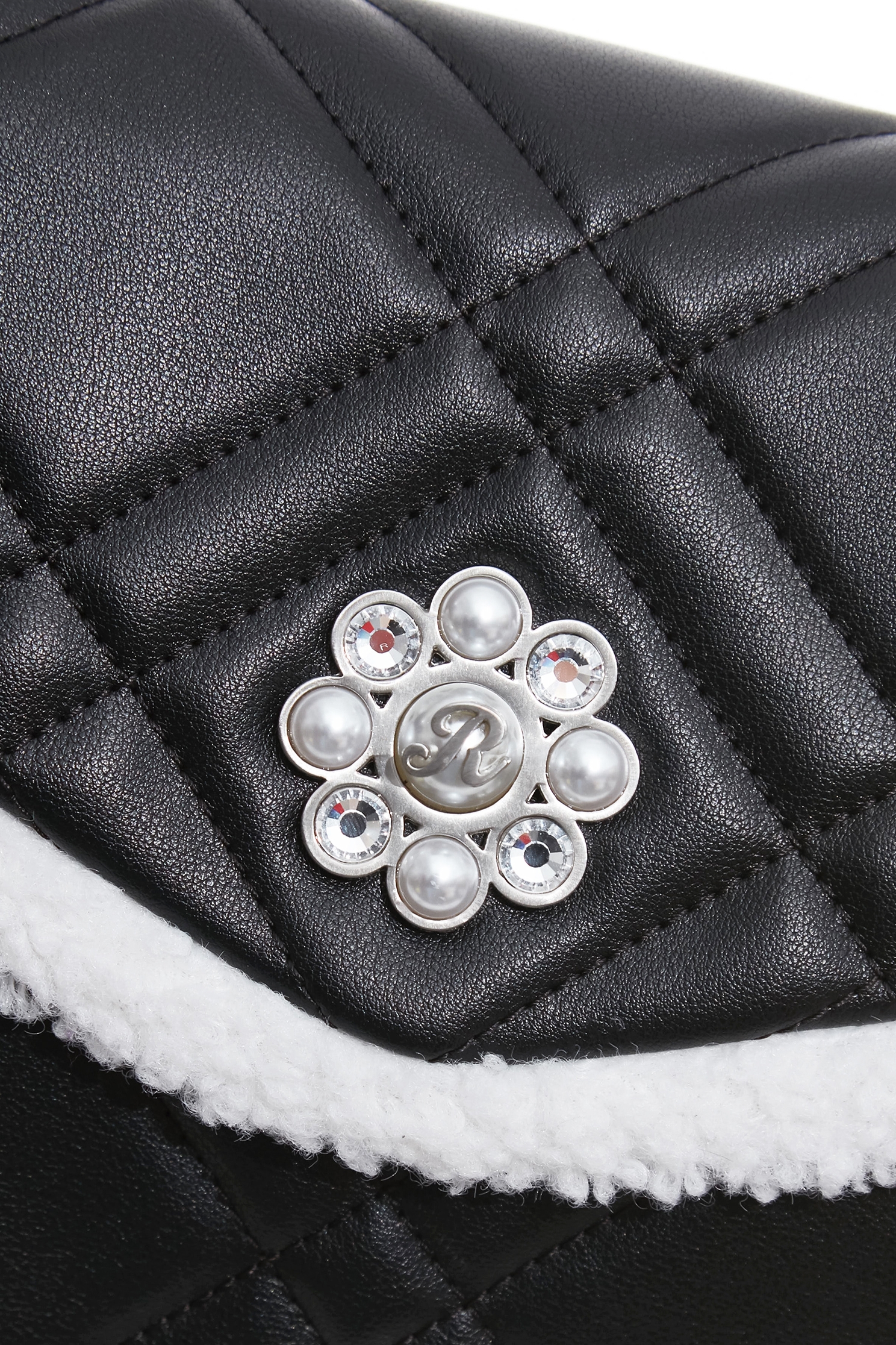 經典菱格毛邊多用側背包經典菱格毛邊多用側背包,側背包,春夏穿搭,珍珠,皮革