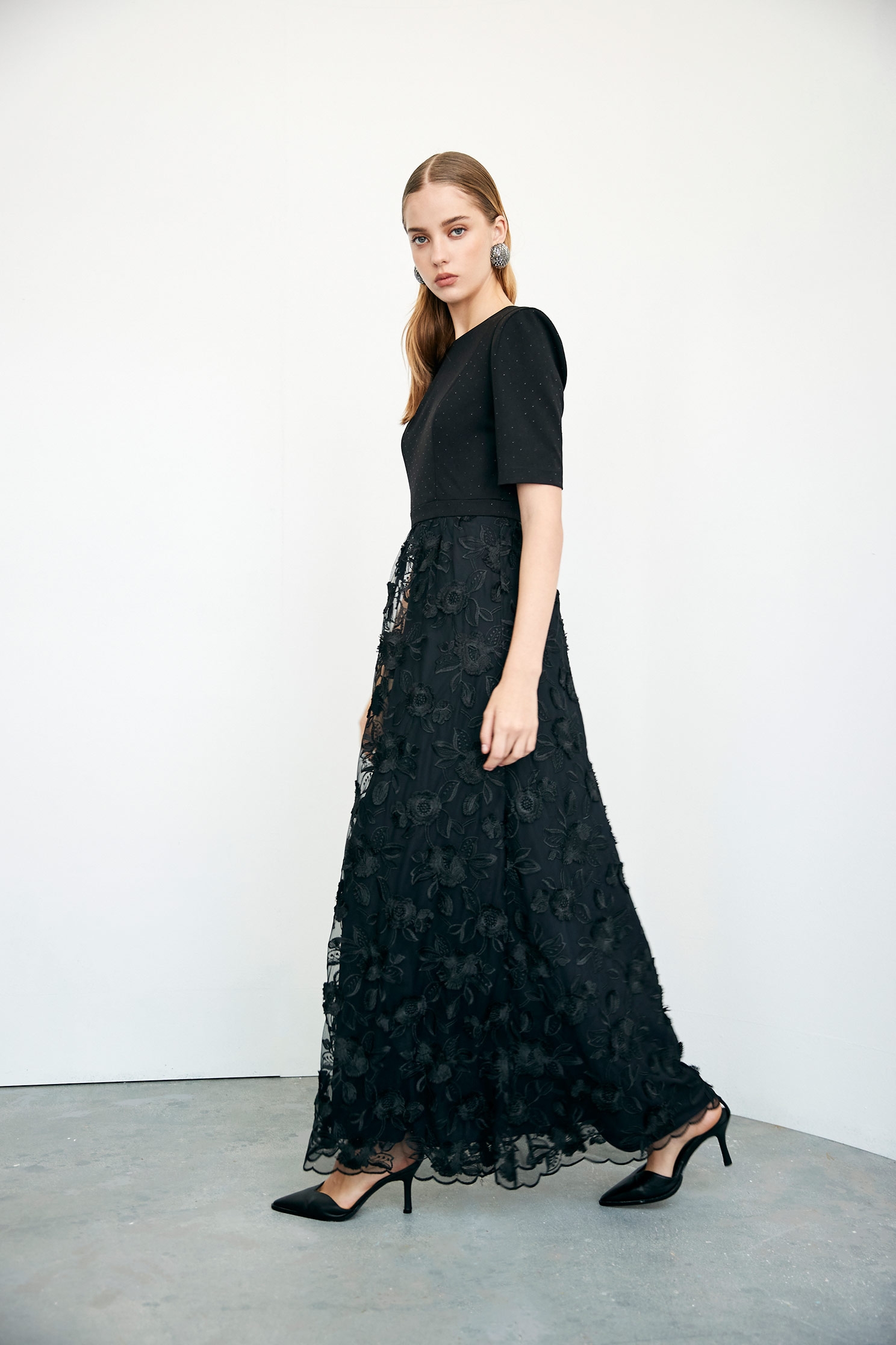 蕾絲刺繡花禮服蕾絲刺繡花禮服,一般洋裝,刺繡,小禮服,禮服,秋冬穿搭,網紗,繡花,蕾絲,黑色洋裝