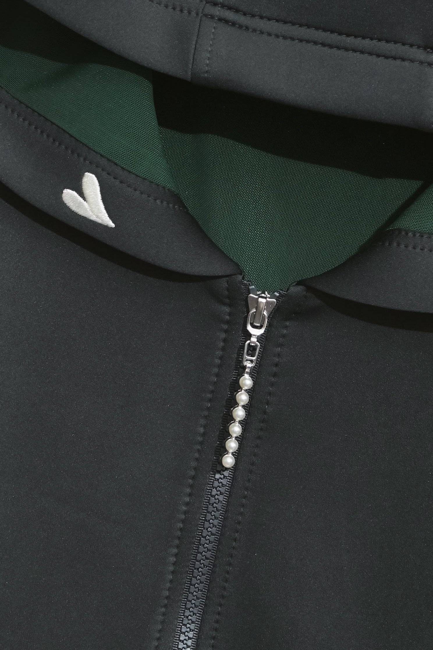 晚山新黛珍珠連帽外套晚山新黛珍珠連帽外套,刺繡,外套,春夏穿搭,時髦成套搭配,珍珠,簡約穿搭,連帽外套