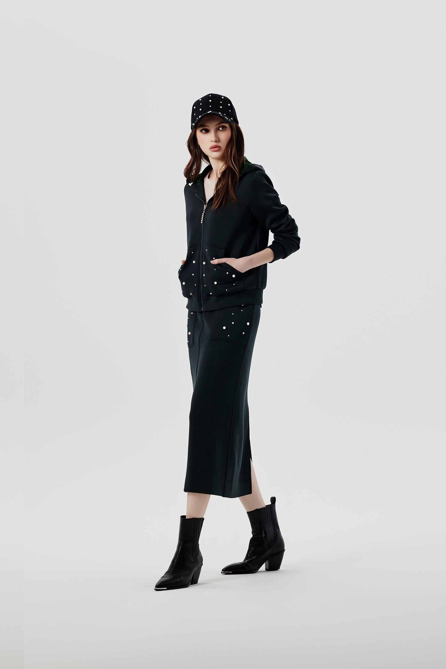 晚山新黛珍珠連帽外套晚山新黛珍珠連帽外套,刺繡,外套,春夏穿搭,時髦成套搭配,珍珠,簡約穿搭,連帽外套