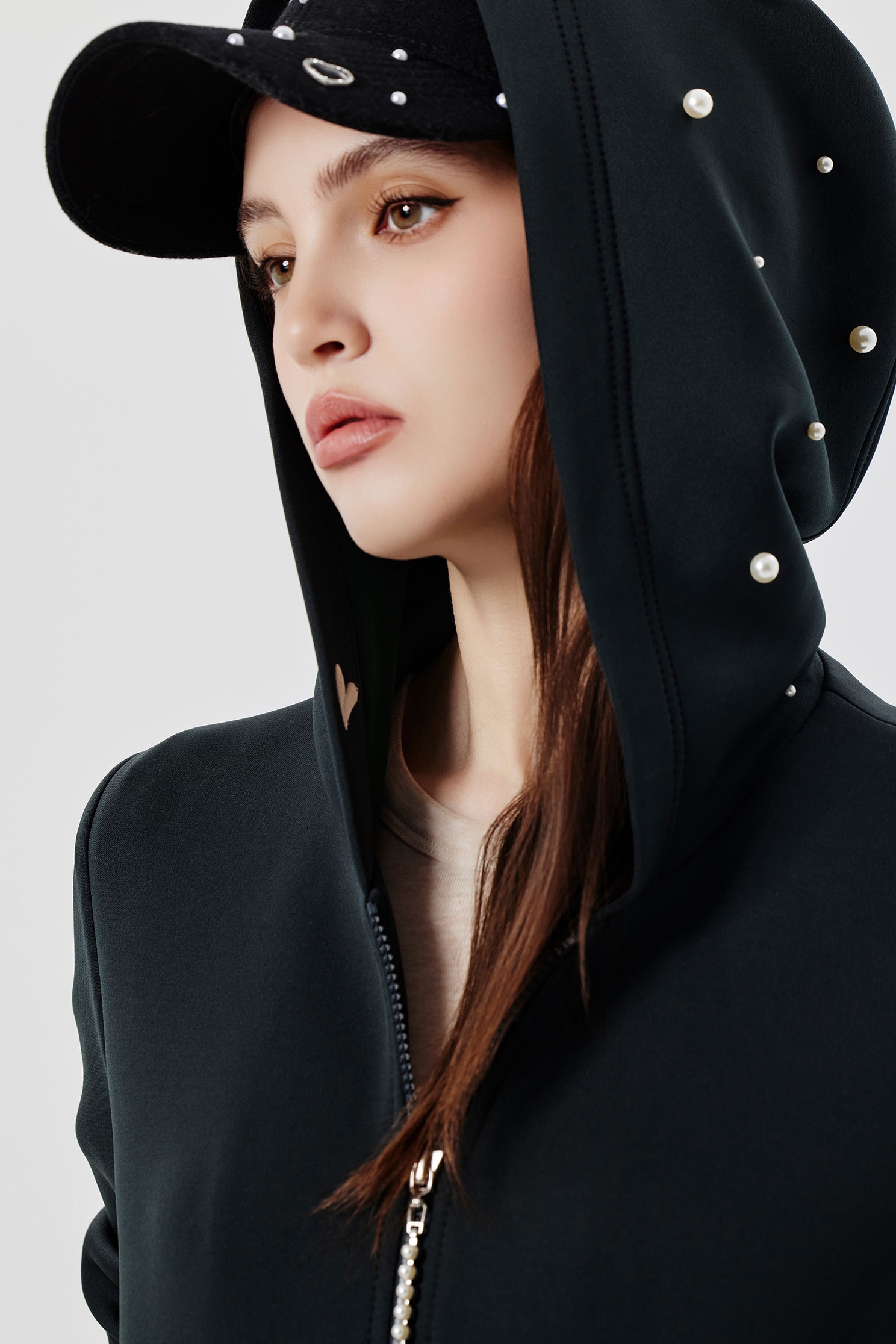 晚山新黛珍珠連帽外套晚山新黛珍珠連帽外套,刺繡,外套,春夏穿搭,時髦成套搭配,珍珠,簡約穿搭,連帽外套