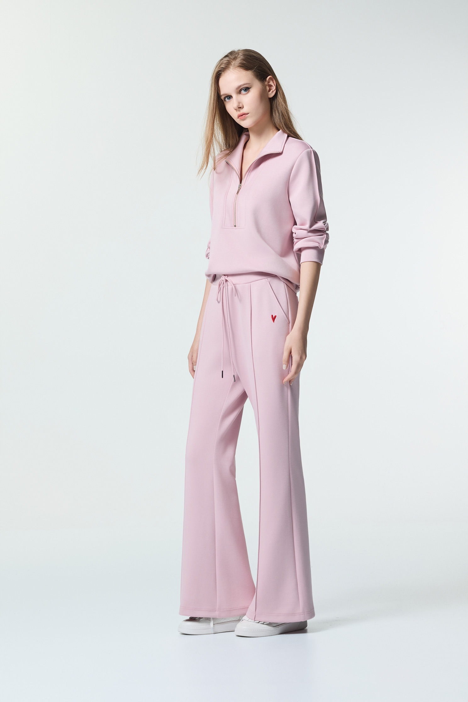 休閒風喇叭長褲粉紅雪糕色喇叭褲,刺繡,喇叭褲,秋冬穿搭,褲子