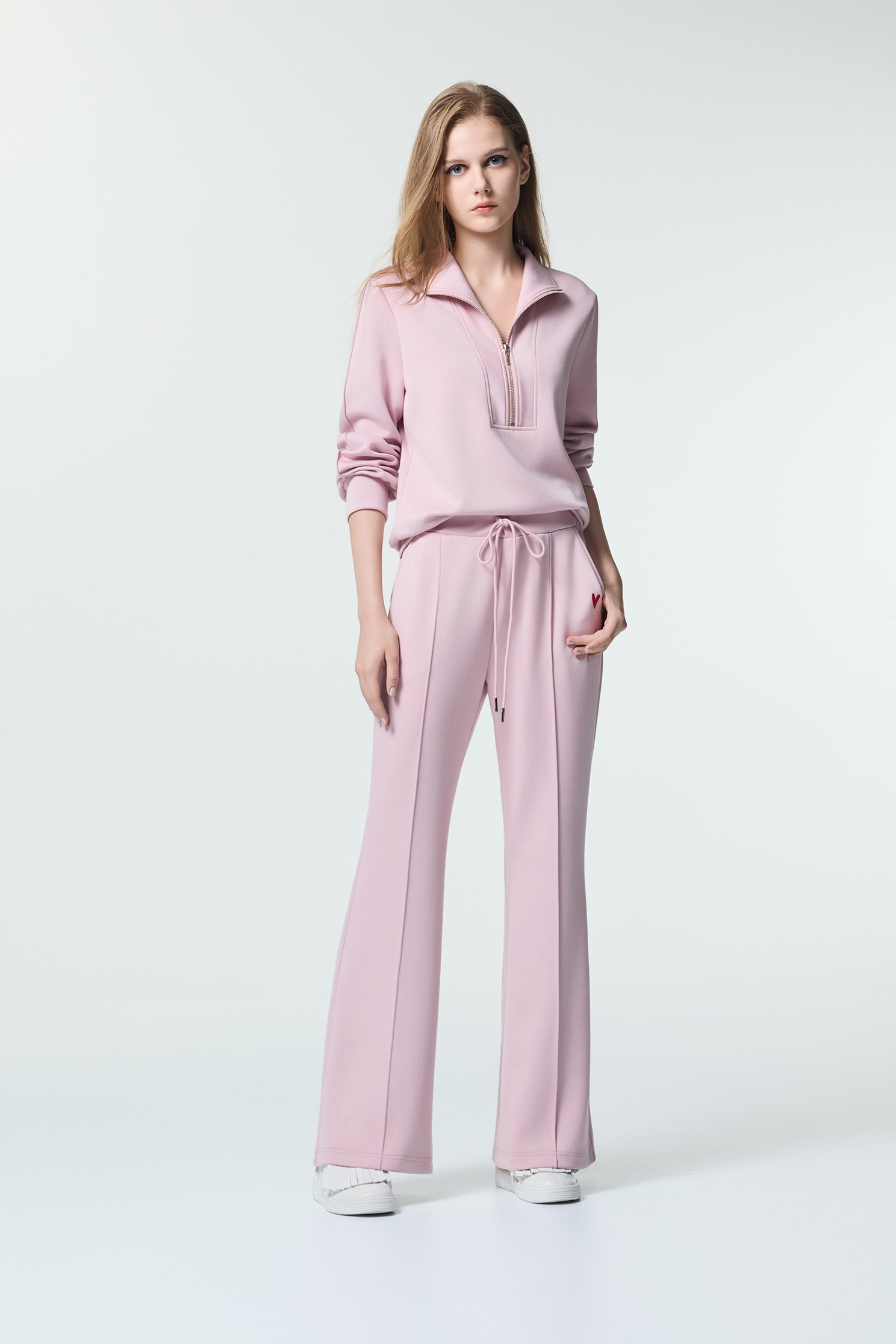 休閒風喇叭長褲粉紅雪糕色喇叭褲,刺繡,喇叭褲,秋冬穿搭,褲子