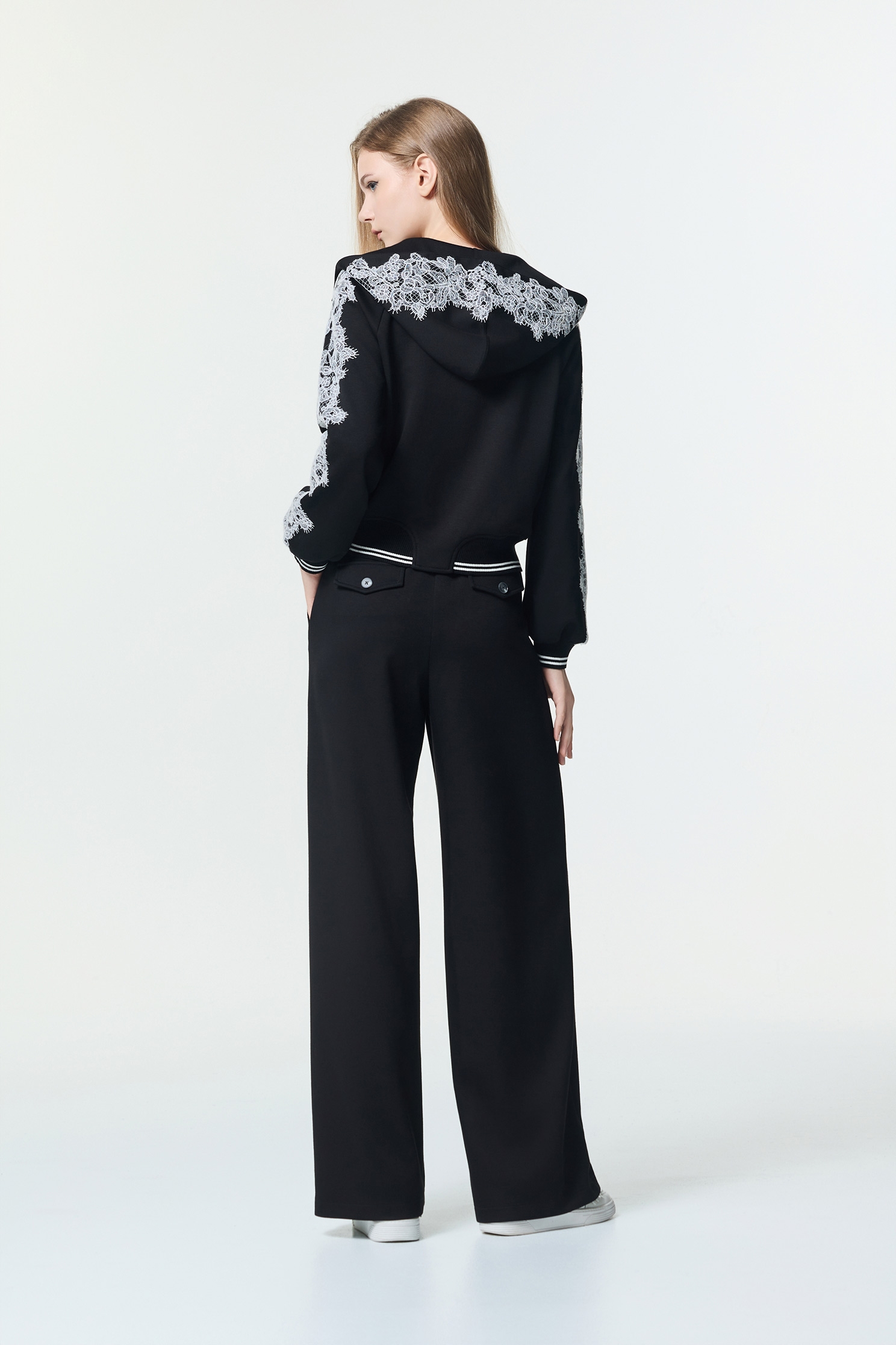 休閒風寬褲休閒風寬褲,刺繡,寬褲,秋冬穿搭,褲子,黑色褲子