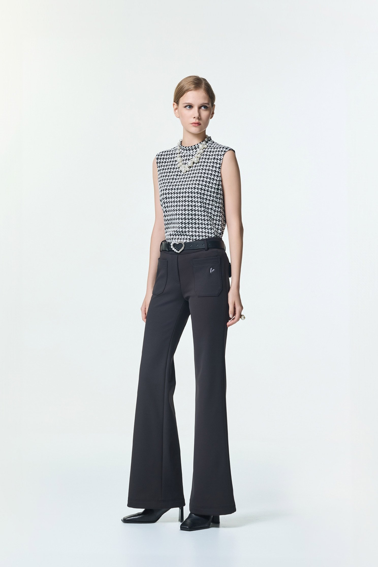 簡約鬆緊腰磨毛喇叭褲簡約鬆緊腰磨毛喇叭褲,刺繡,喇叭褲,秋冬穿搭,褲子,黑色褲子