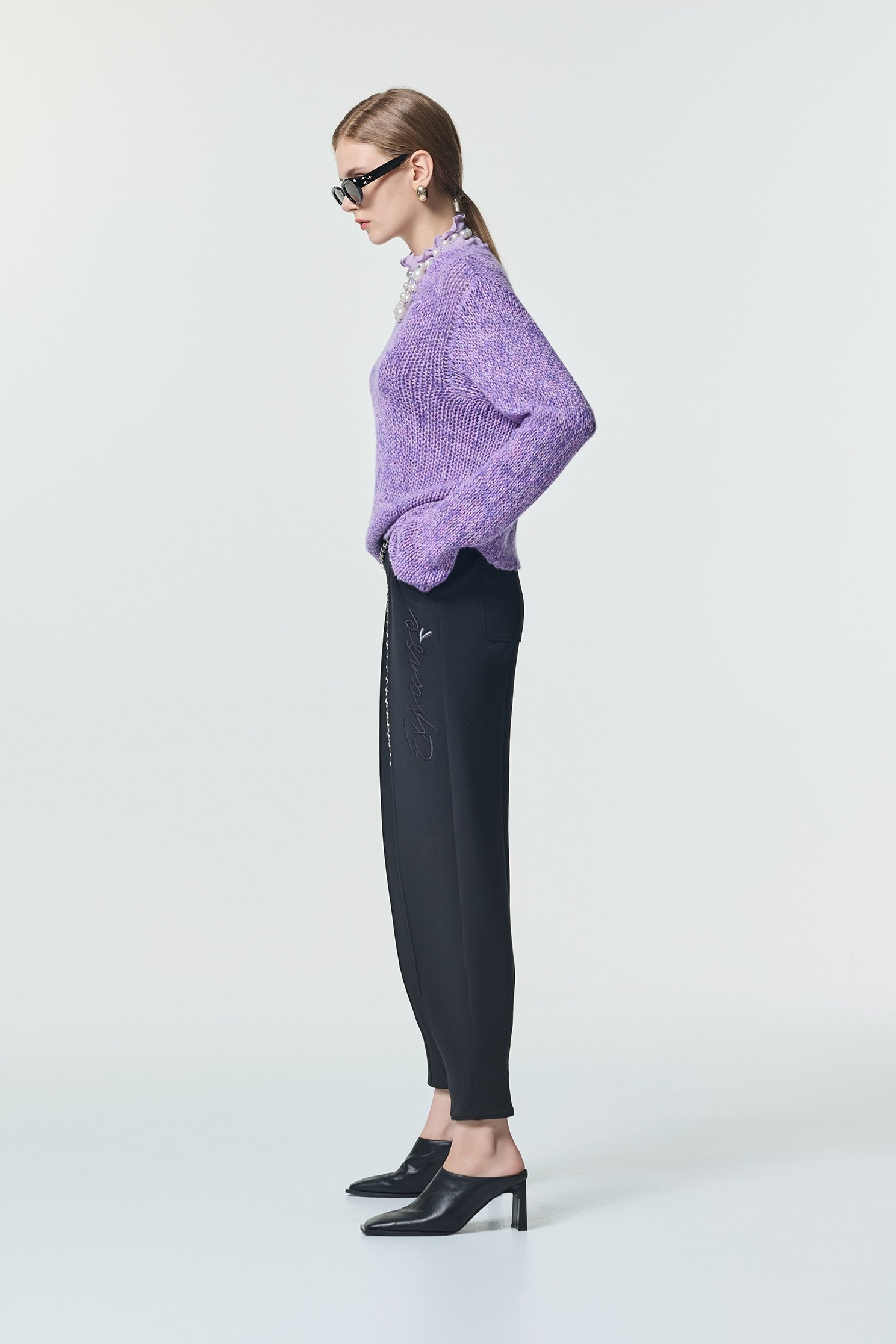 精緻刺繡簡約慢跑褲精緻刺繡簡約慢跑褲,刺繡,秋冬穿搭,褲子,黑色褲子