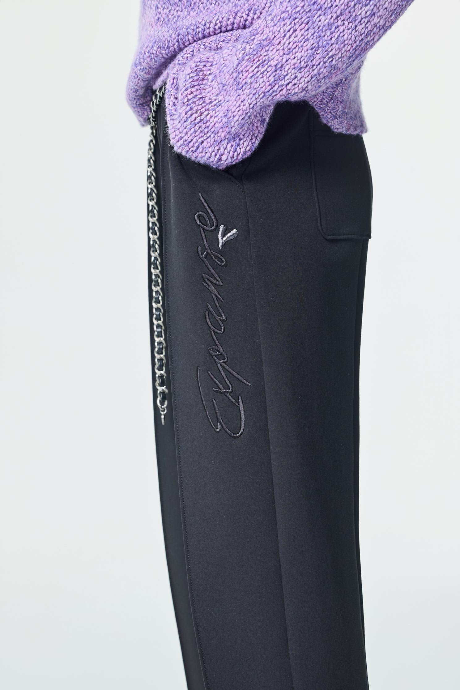 精緻刺繡簡約慢跑褲精緻刺繡簡約慢跑褲,刺繡,秋冬穿搭,褲子,黑色褲子