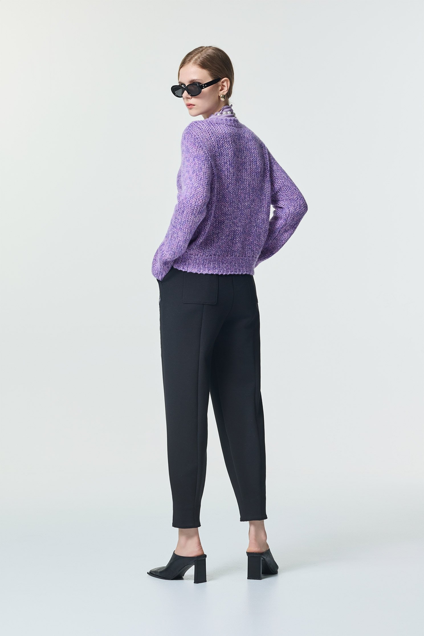 精緻刺繡簡約慢跑褲精緻刺繡簡約慢跑褲,刺繡,秋冬穿搭,褲子,黑色褲子