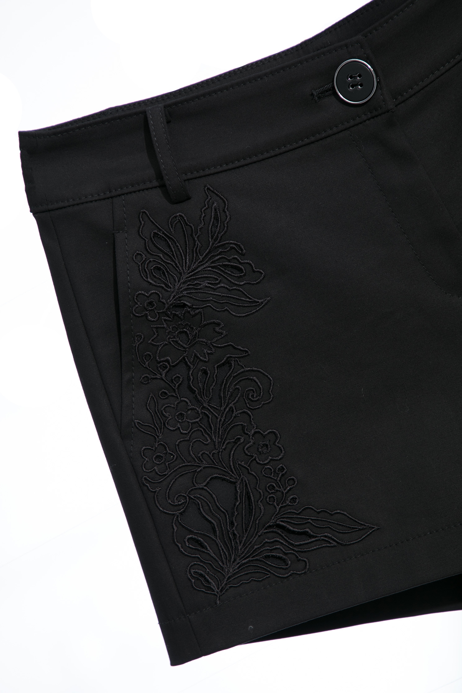 花叢刺繡經典短褲花叢刺繡經典短褲,刺繡,春夏穿搭,短褲,褲子,黑色褲子