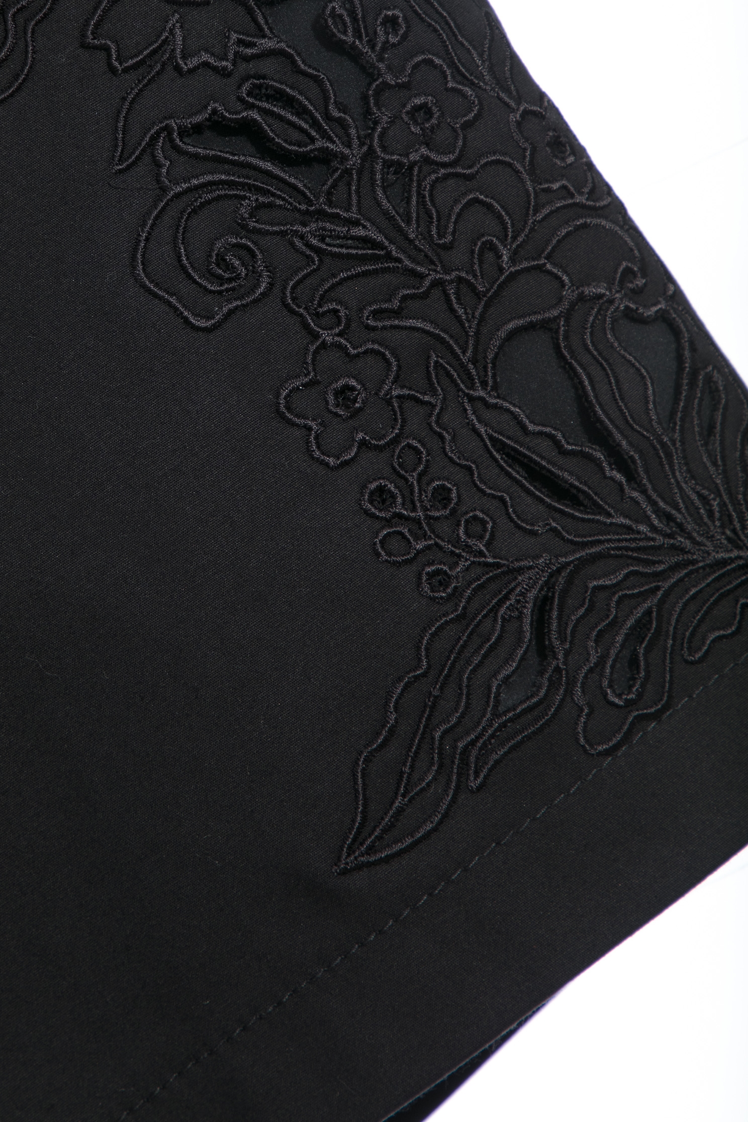花叢刺繡經典短褲花叢刺繡經典短褲,刺繡,春夏穿搭,短褲,褲子,黑色褲子
