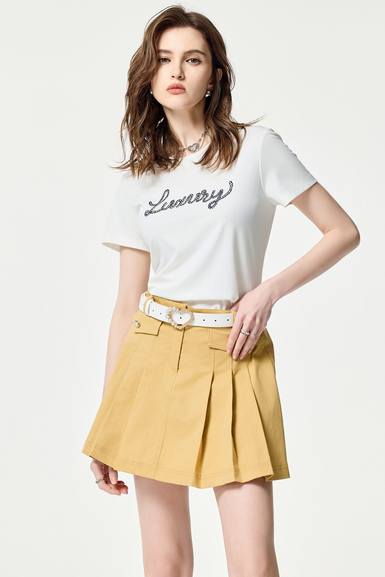 單字繩索刺繡T恤上衣單字繩索刺繡T恤上衣,T-Shirt,上衣,刺繡,春夏穿搭,白色上衣
