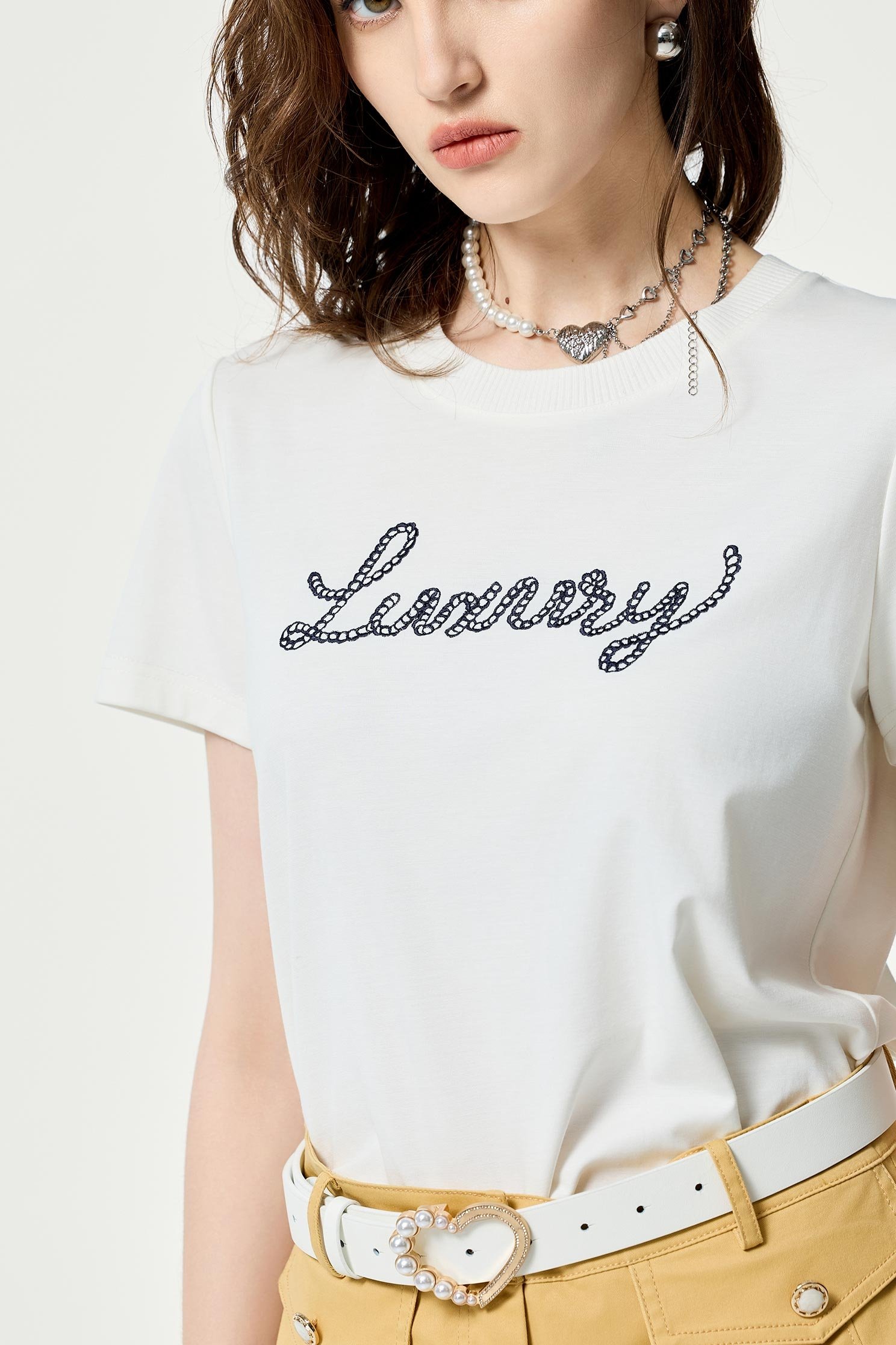 單字繩索刺繡T恤上衣單字繩索刺繡T恤上衣,T-Shirt,上衣,刺繡,春夏穿搭,白色上衣