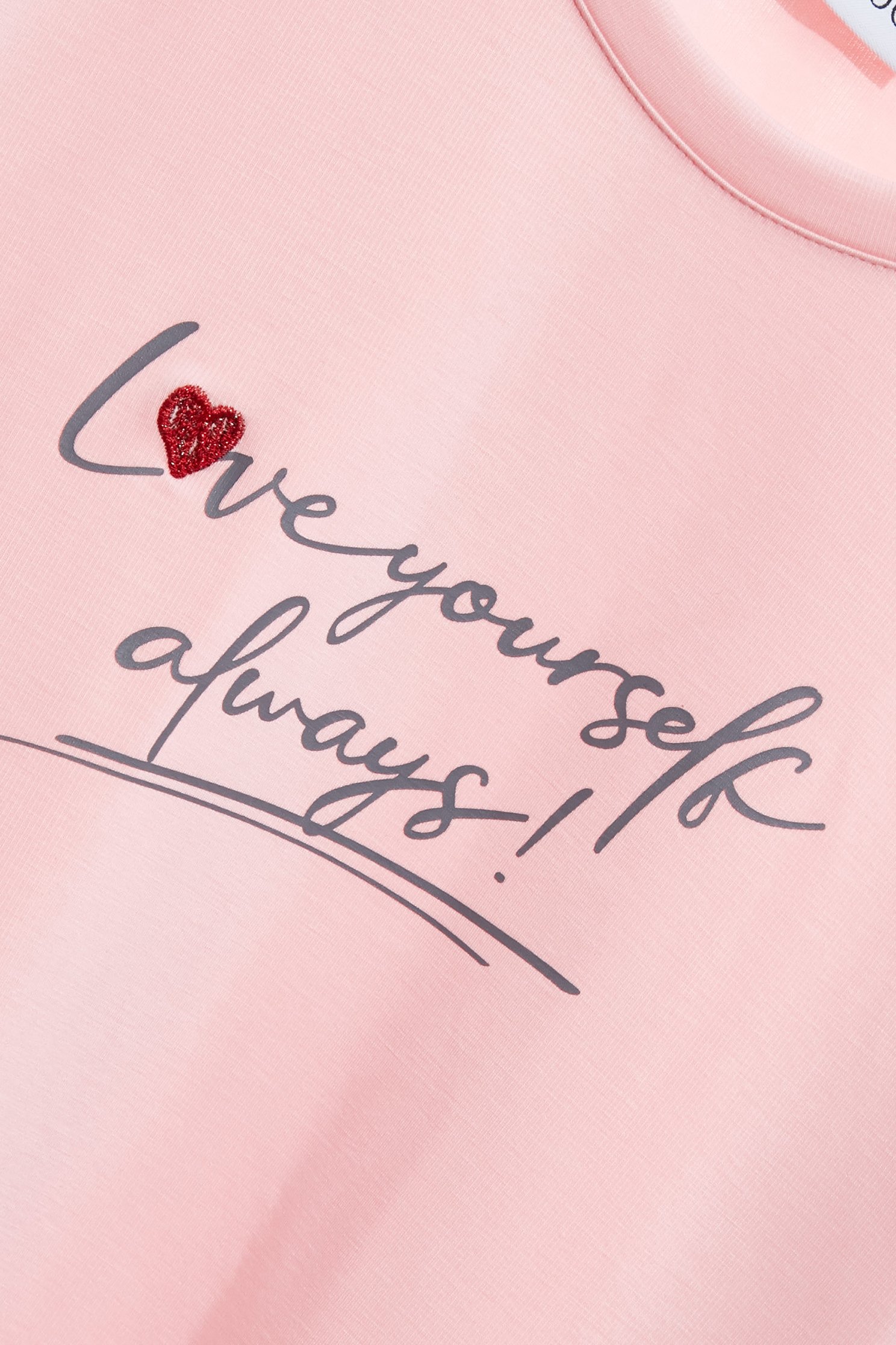 Love Yourself Always 印花窄版上衣Love Yourself Always 印花窄版上衣,T-Shirt,上衣,刺繡,春夏穿搭,白色上衣