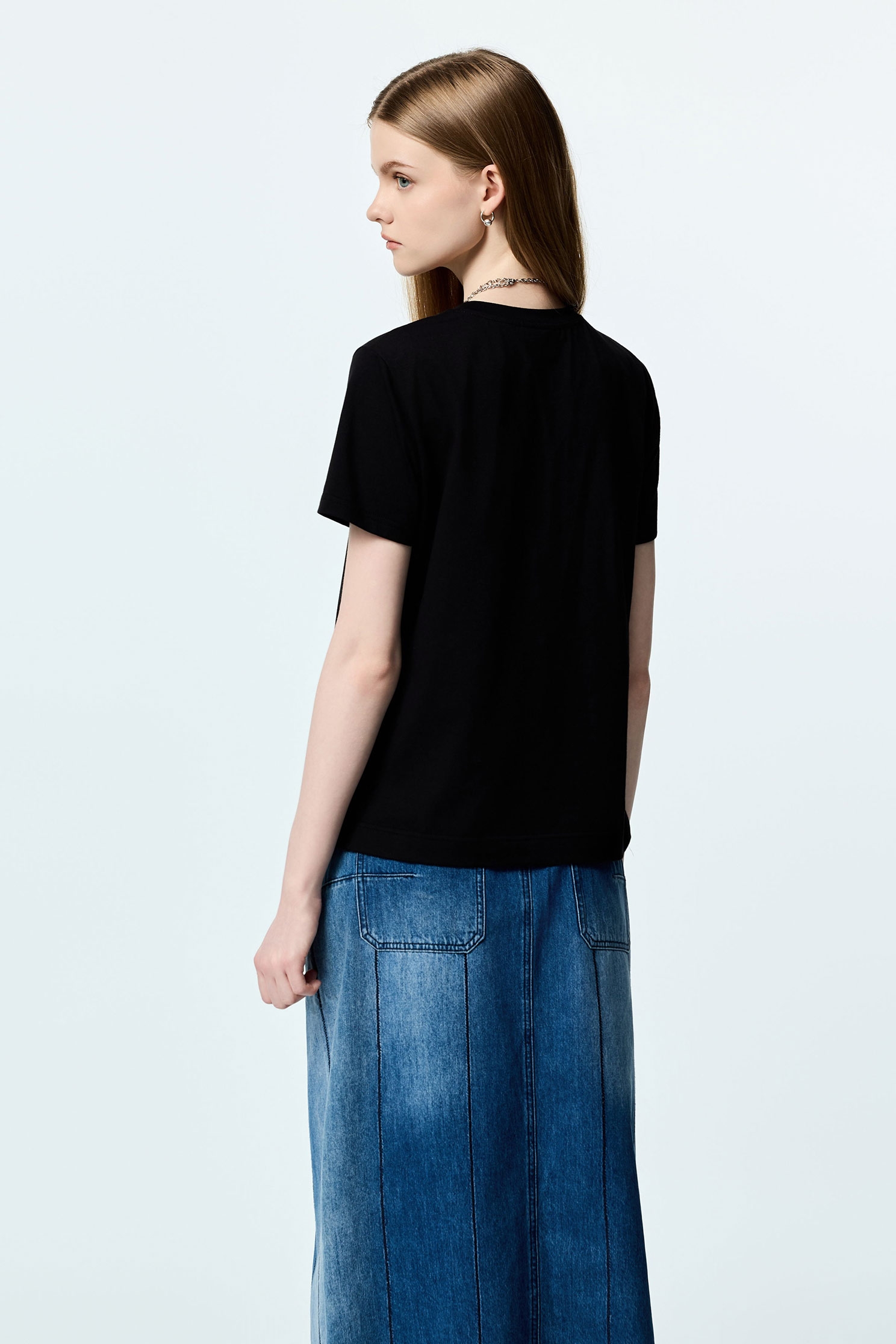 極簡合身鑲色邊T恤上衣極簡合身鑲色邊T恤上衣,T-Shirt,上衣,刺繡,春夏穿搭,黑色上衣