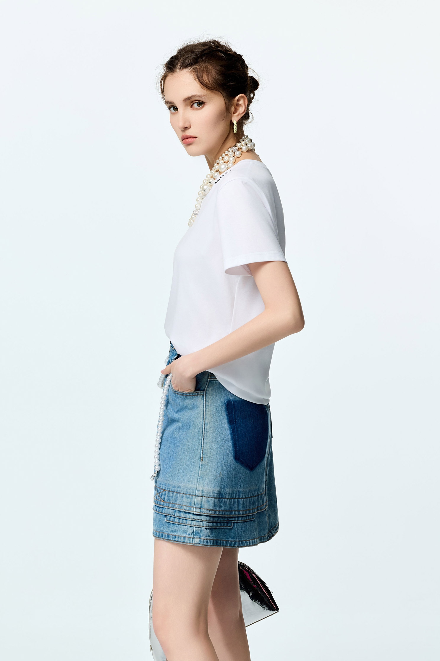 極簡字串繡花T恤上衣極簡字串繡花T恤上衣,T-Shirt,上衣,刺繡,春夏穿搭,白色上衣,繡花