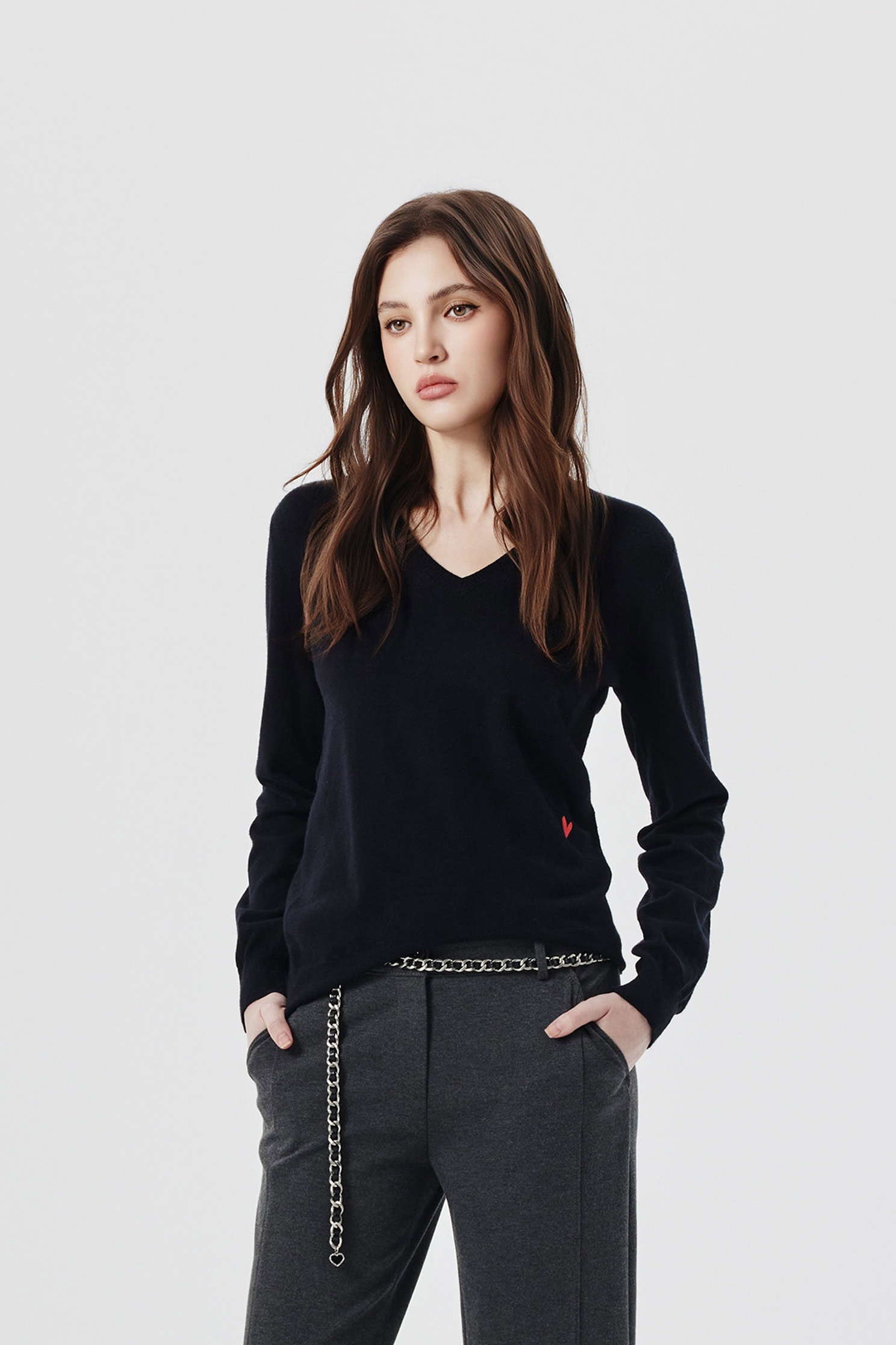 簡約法式基礎針織上衣簡約法式基礎針織上衣,上衣,刺繡,秋冬穿搭,針織,針織衫,黑色上衣