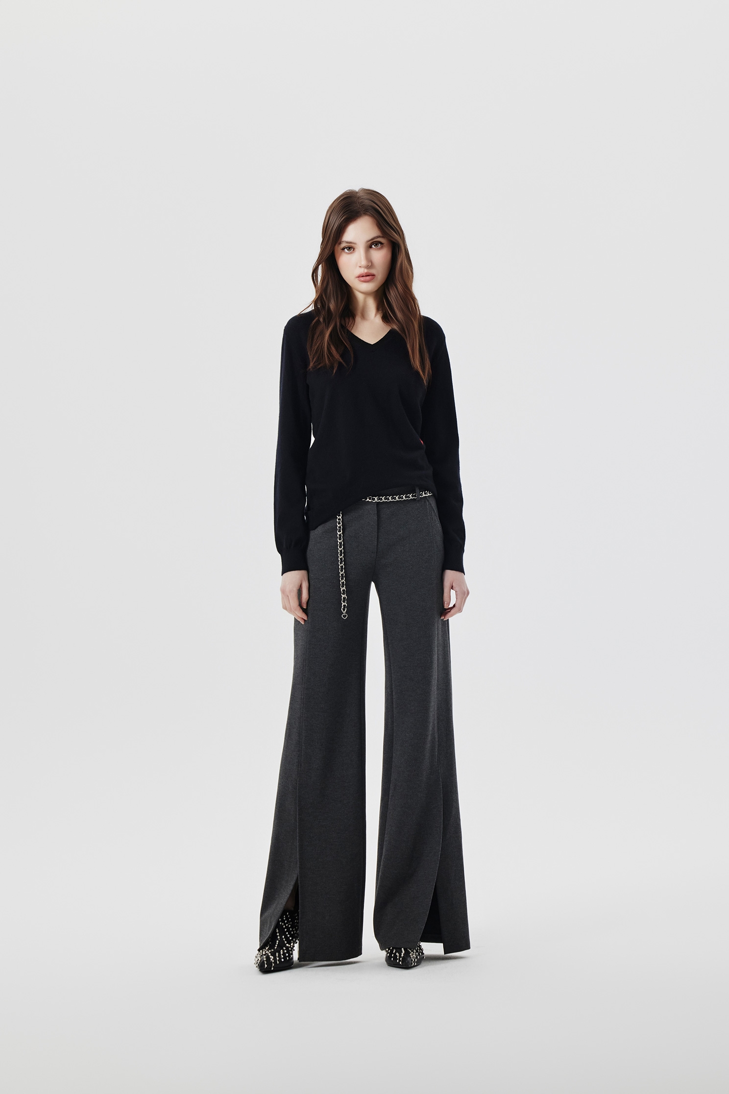 簡約法式基礎針織上衣簡約法式基礎針織上衣,上衣,刺繡,秋冬穿搭,針織,針織衫,黑色上衣