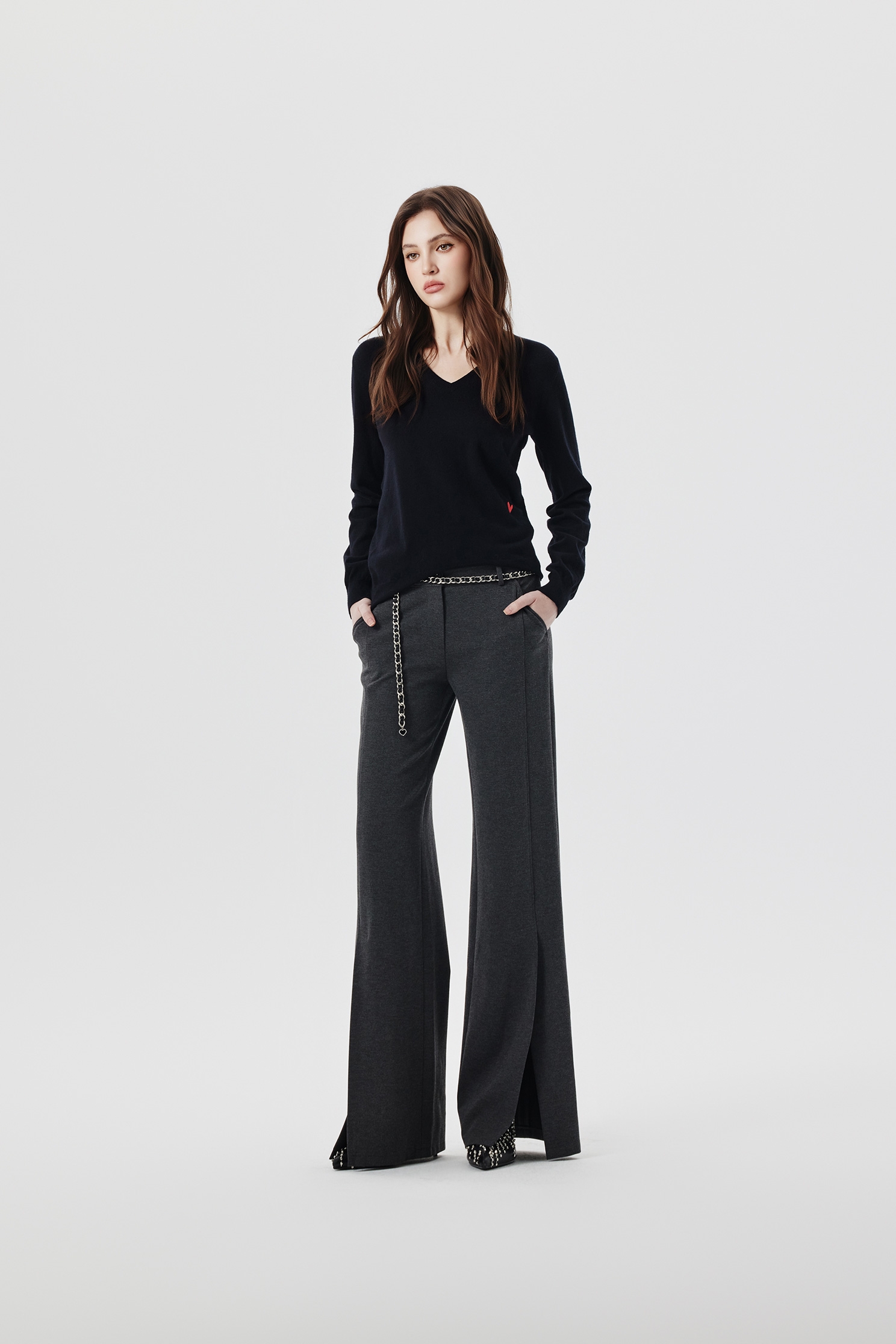 簡約法式基礎針織上衣簡約法式基礎針織上衣,上衣,刺繡,秋冬穿搭,針織,針織衫,黑色上衣