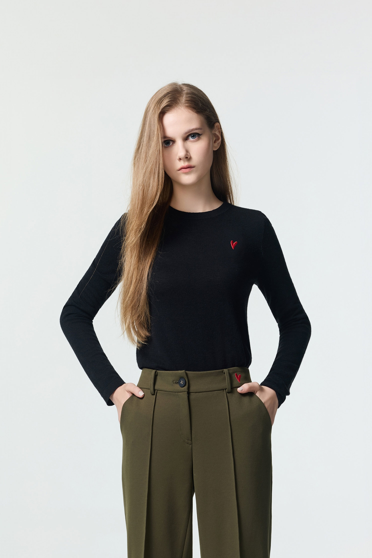 極簡天絲羊毛圓領上衣極簡天絲羊毛圓領上衣,上衣,刺繡,秋冬穿搭,黑色上衣