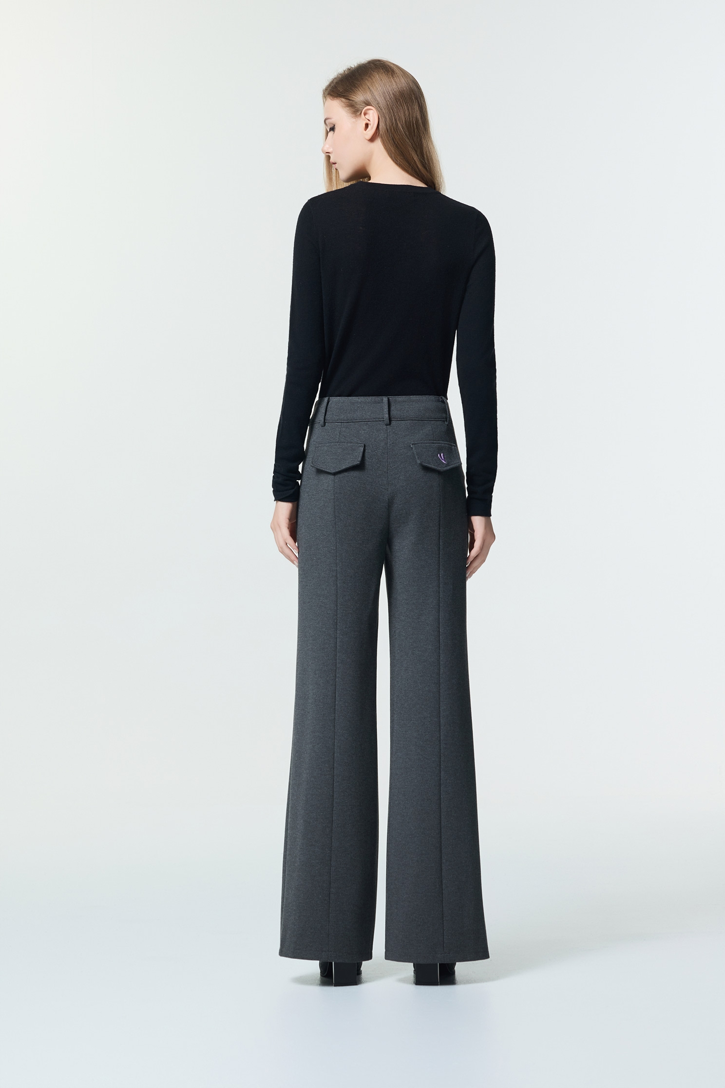 極簡天絲羊毛圓領上衣極簡天絲羊毛圓領上衣,上衣,刺繡,秋冬穿搭,黑色上衣