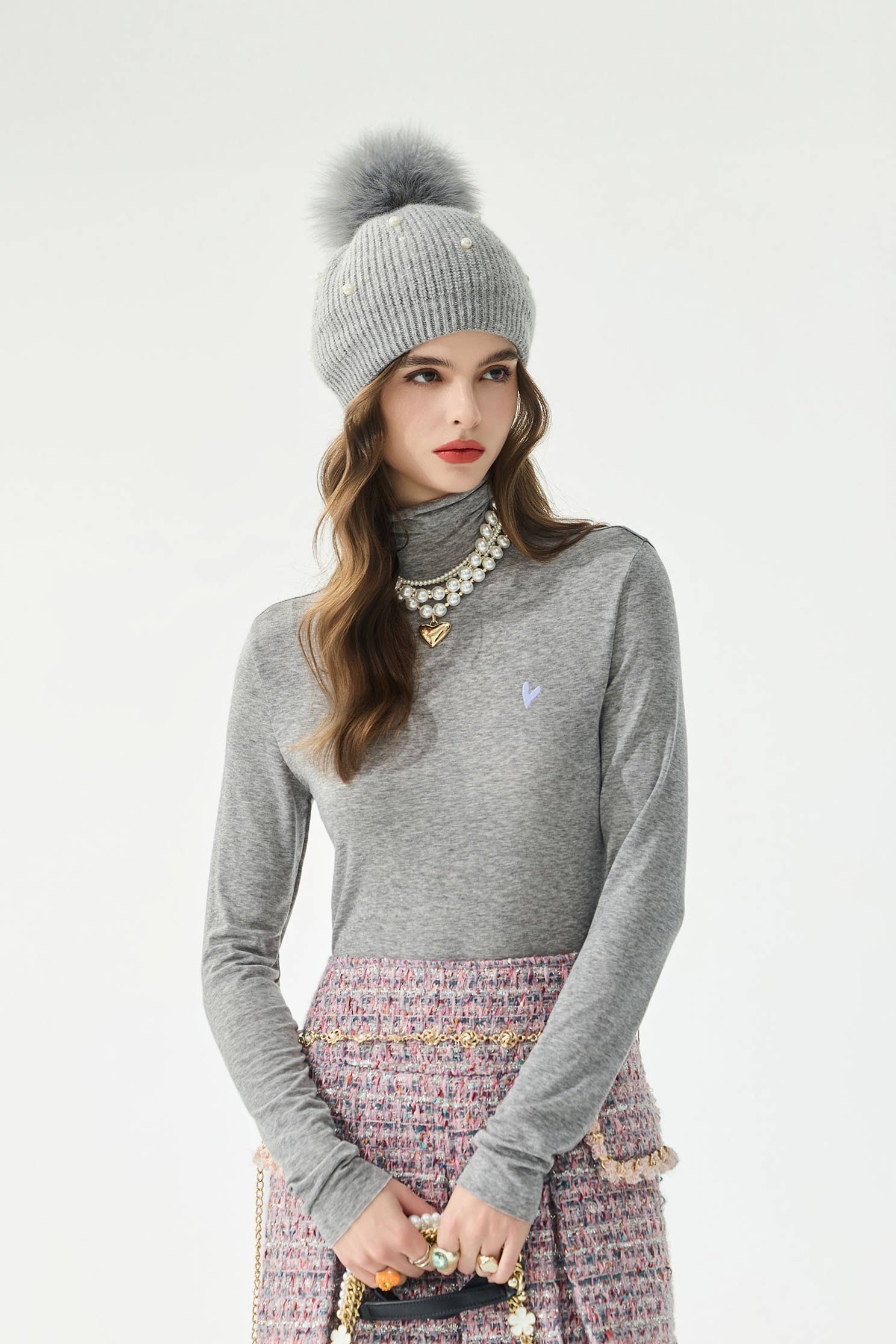 極簡天絲羊毛高領上衣極簡天絲羊毛高領上衣,上衣,刺繡,秋冬穿搭,高領上衣,黑色上衣