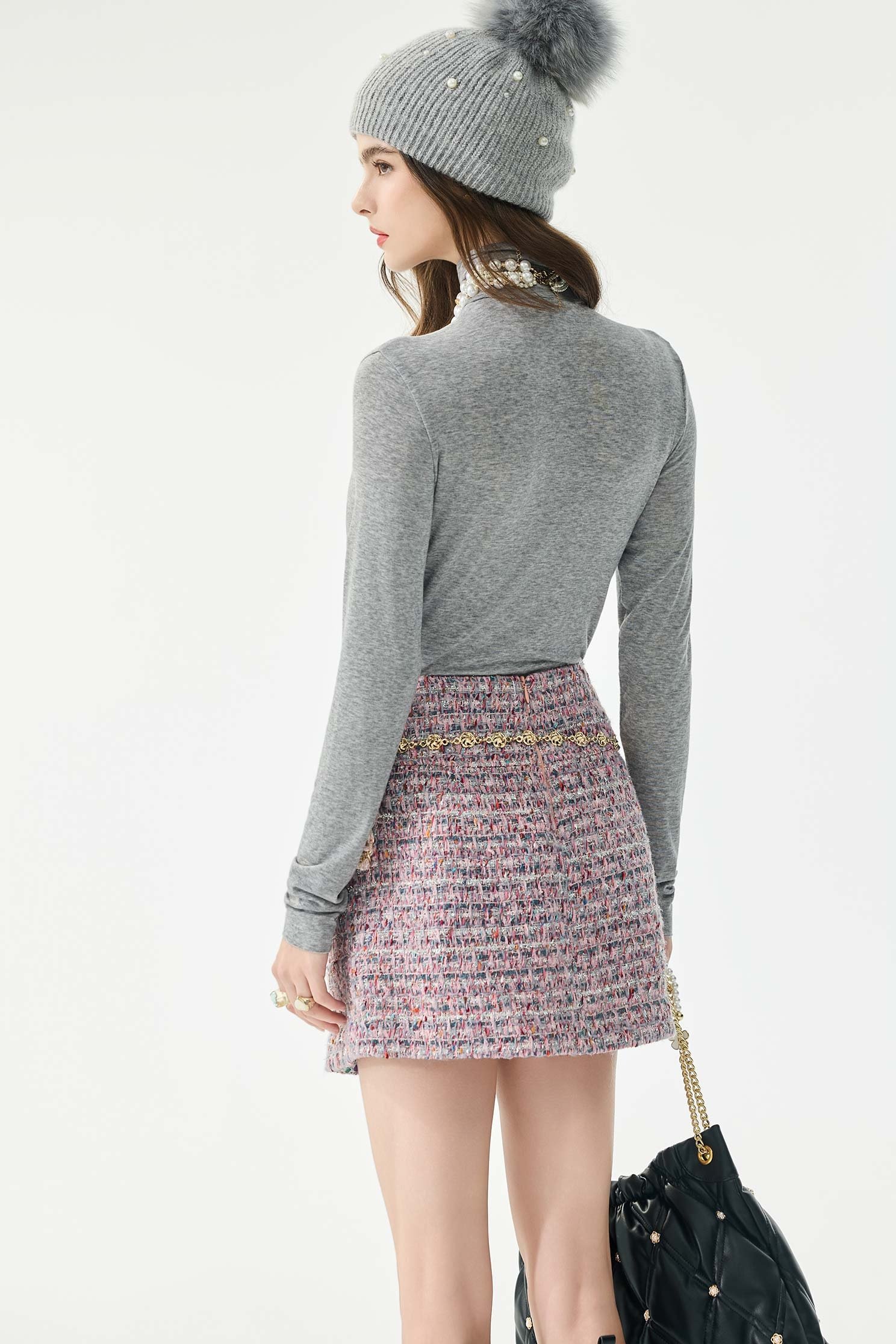 極簡天絲羊毛高領上衣極簡天絲羊毛高領上衣,上衣,刺繡,秋冬穿搭,高領上衣,黑色上衣