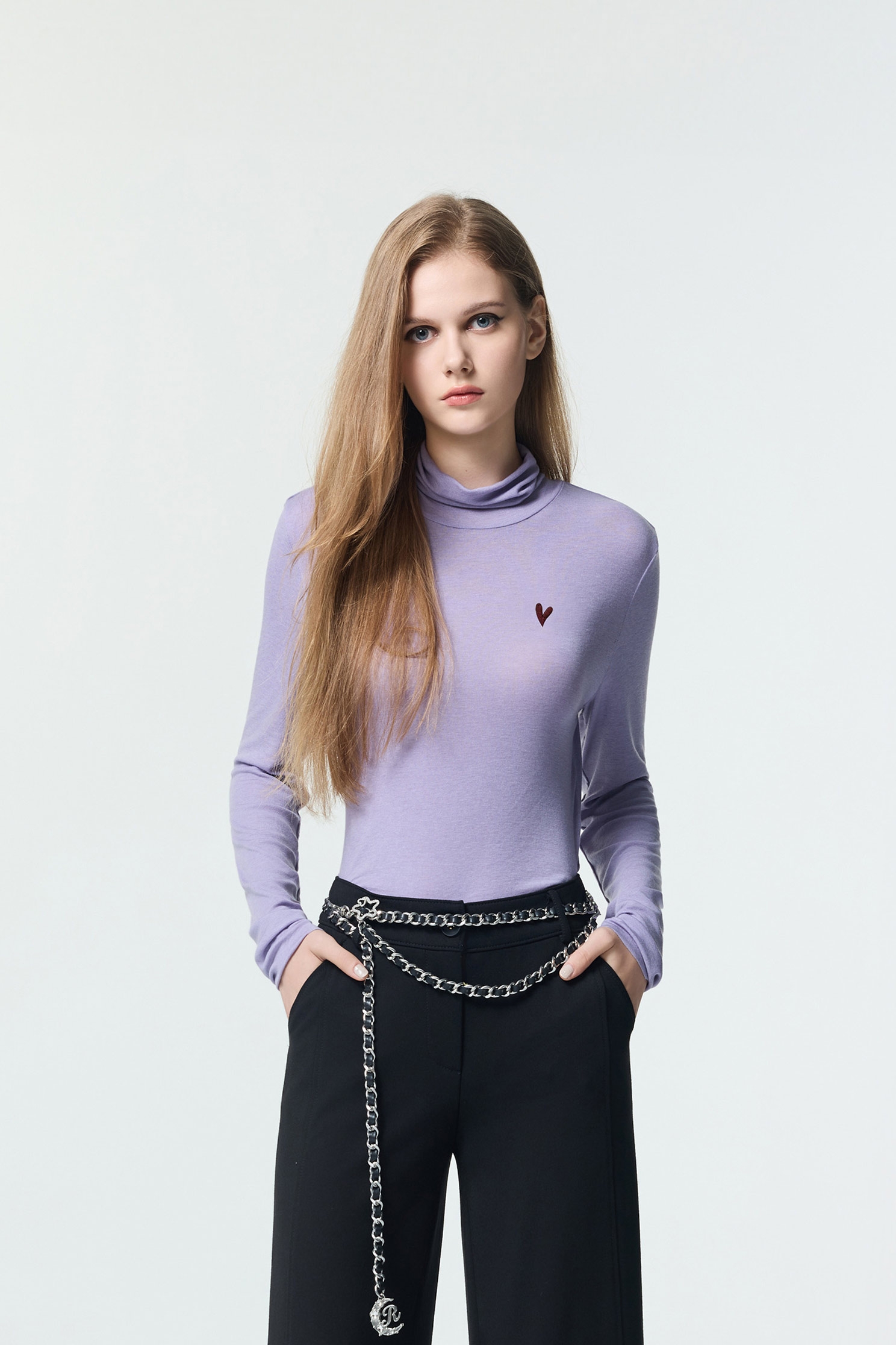 極簡天絲羊毛高領上衣極簡天絲羊毛高領上衣,上衣,刺繡,秋冬穿搭,高領上衣,黑色上衣