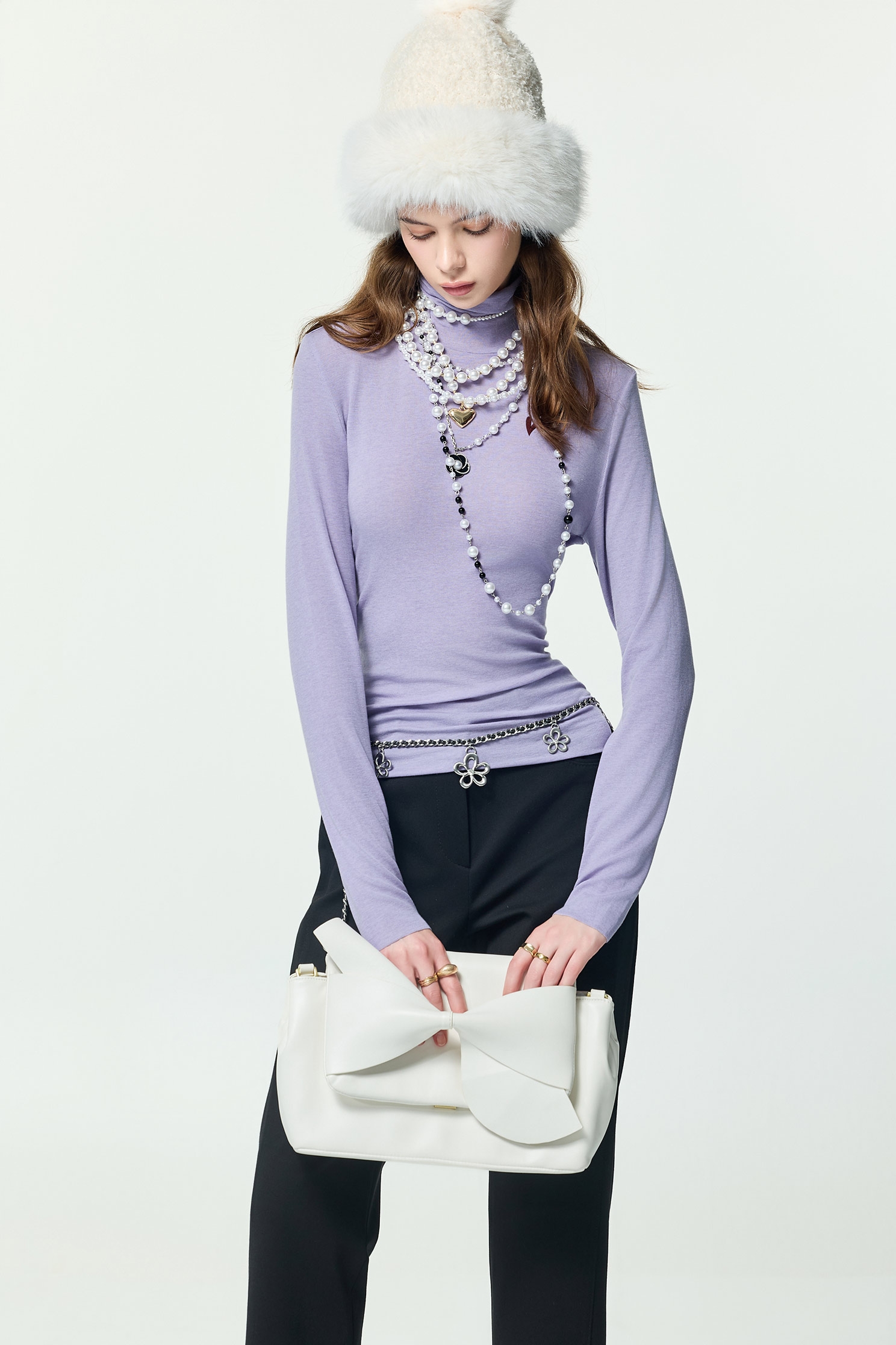 極簡天絲羊毛高領上衣極簡天絲羊毛高領上衣,上衣,刺繡,秋冬穿搭,高領上衣,黑色上衣