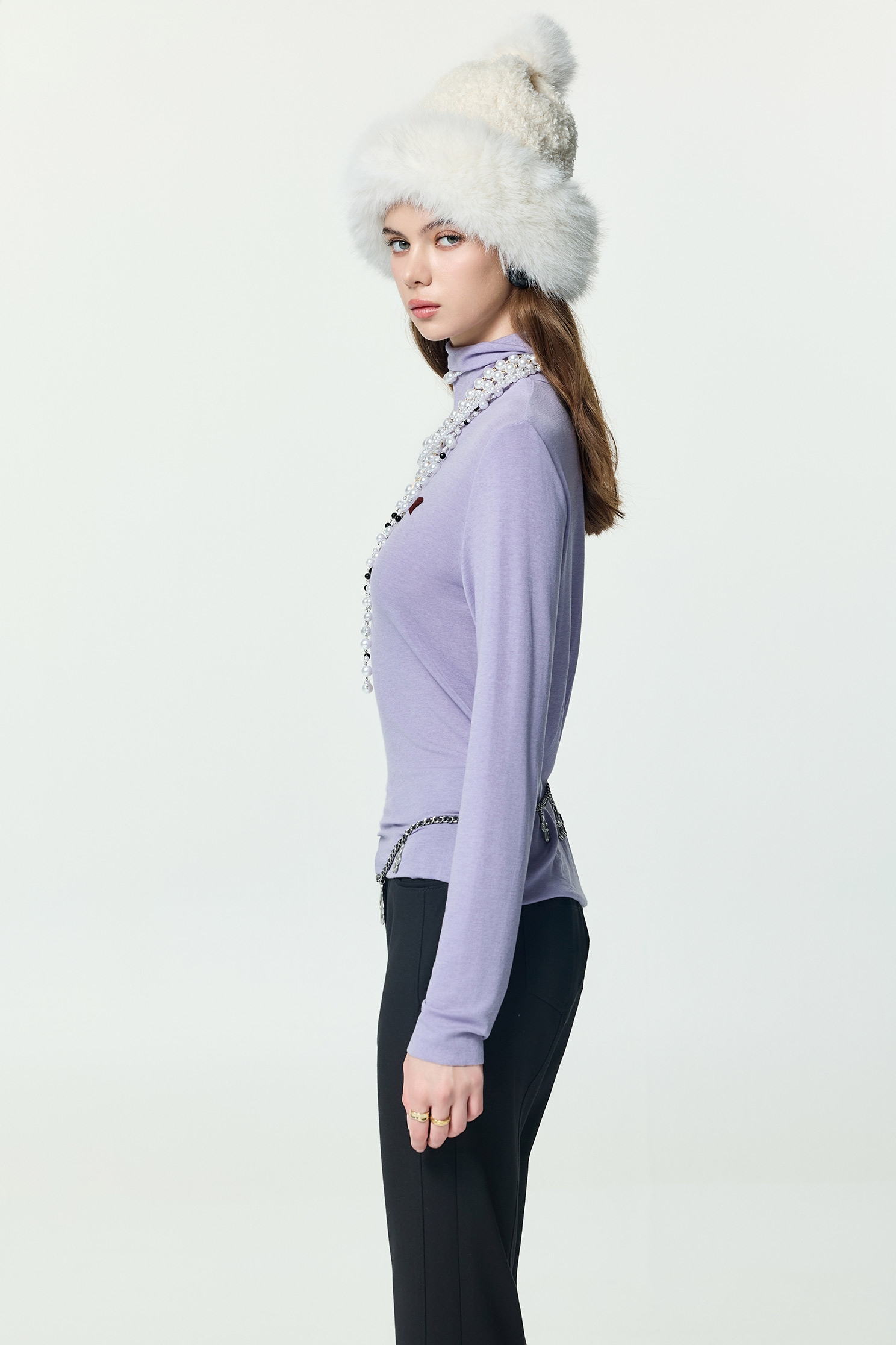 極簡天絲羊毛高領上衣極簡天絲羊毛高領上衣,上衣,刺繡,秋冬穿搭,高領上衣,黑色上衣