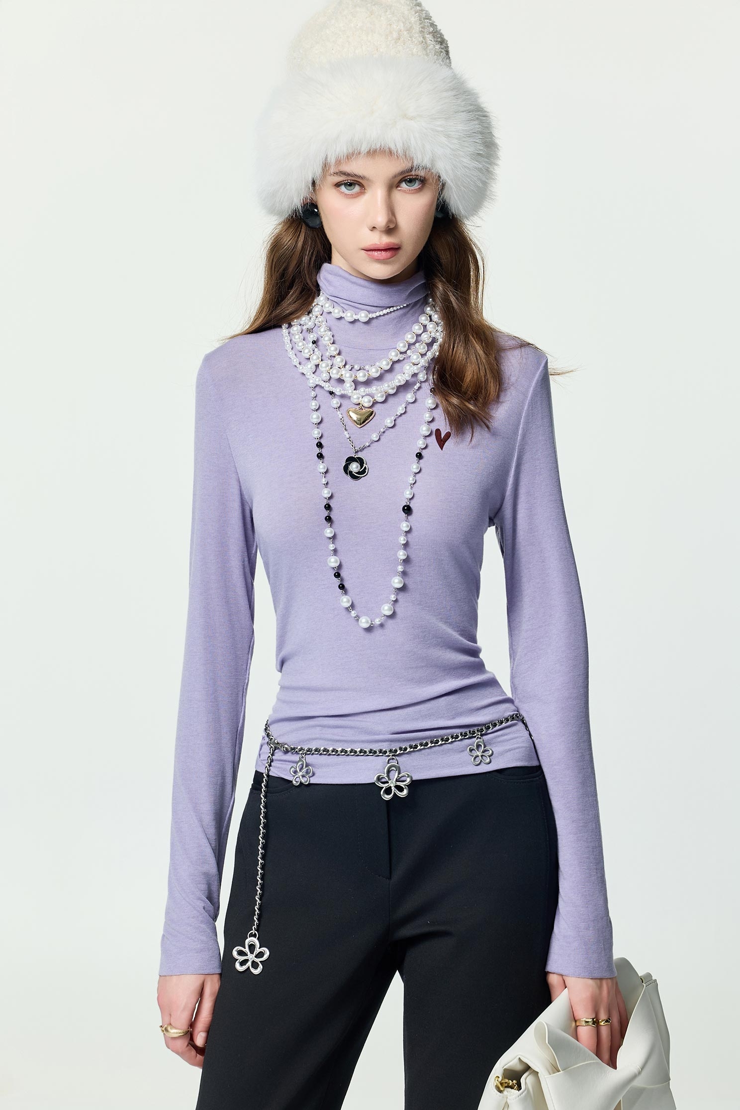 極簡天絲羊毛高領上衣極簡天絲羊毛高領上衣,上衣,刺繡,秋冬穿搭,高領上衣,黑色上衣