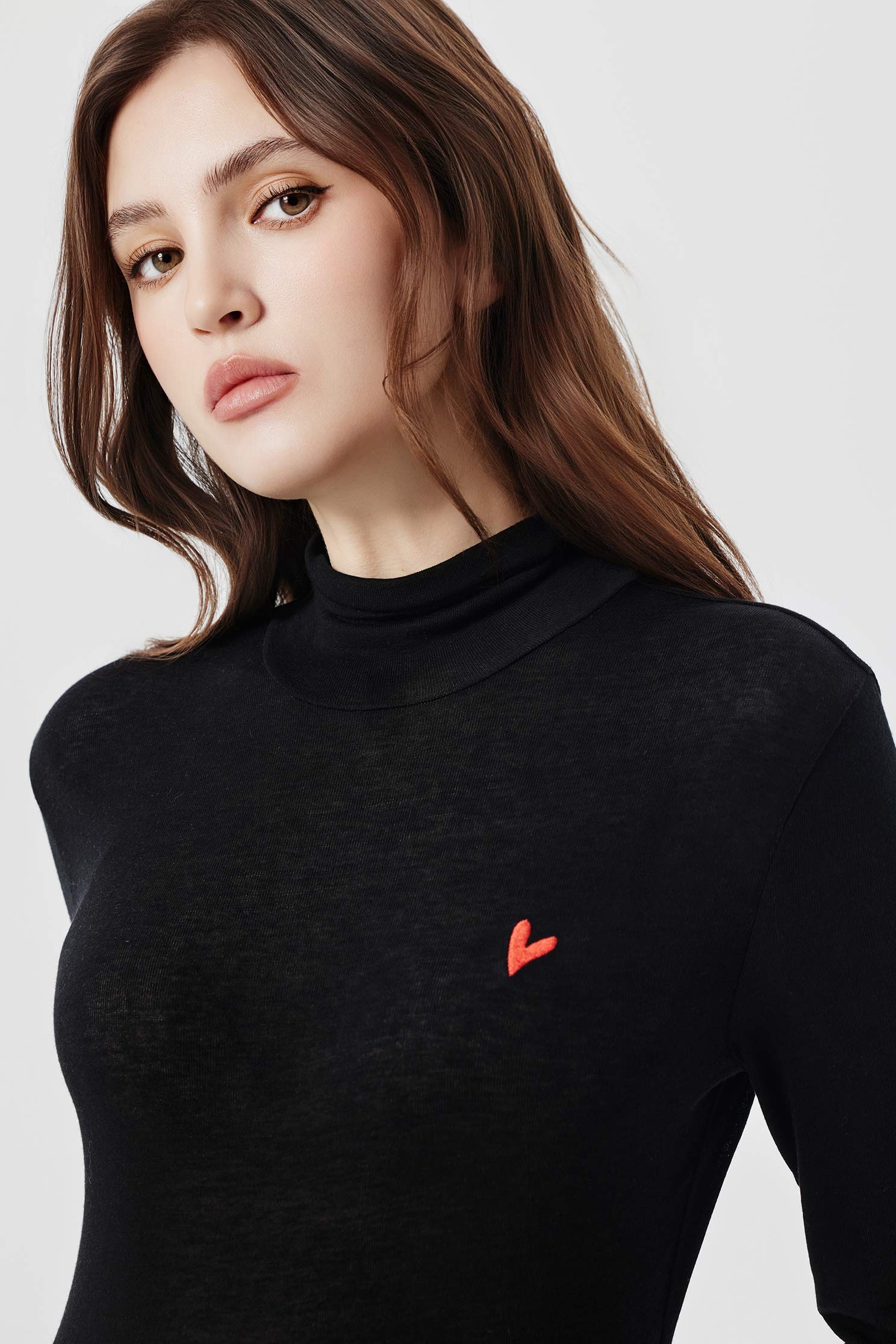 極簡天絲羊毛高領上衣極簡天絲羊毛高領上衣,上衣,刺繡,秋冬穿搭,高領上衣,黑色上衣