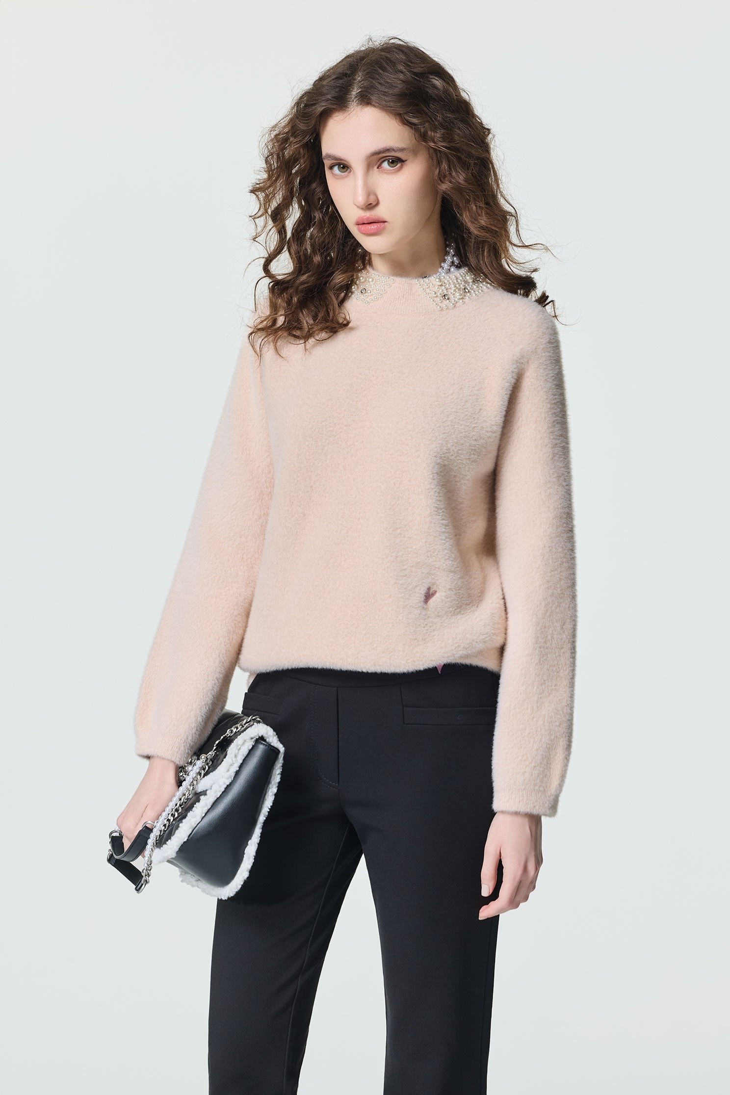 超凡粉綴珍珠針織上衣超凡粉綴珍珠針織上衣,上衣,刺繡,珍珠,秋冬穿搭,簡約穿搭,針織,針織上衣