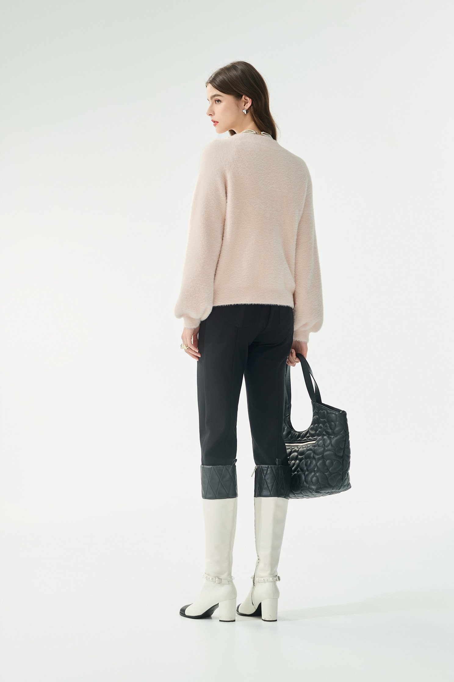 超凡粉綴珍珠針織上衣超凡粉綴珍珠針織上衣,上衣,刺繡,珍珠,秋冬穿搭,簡約穿搭,針織,針織上衣