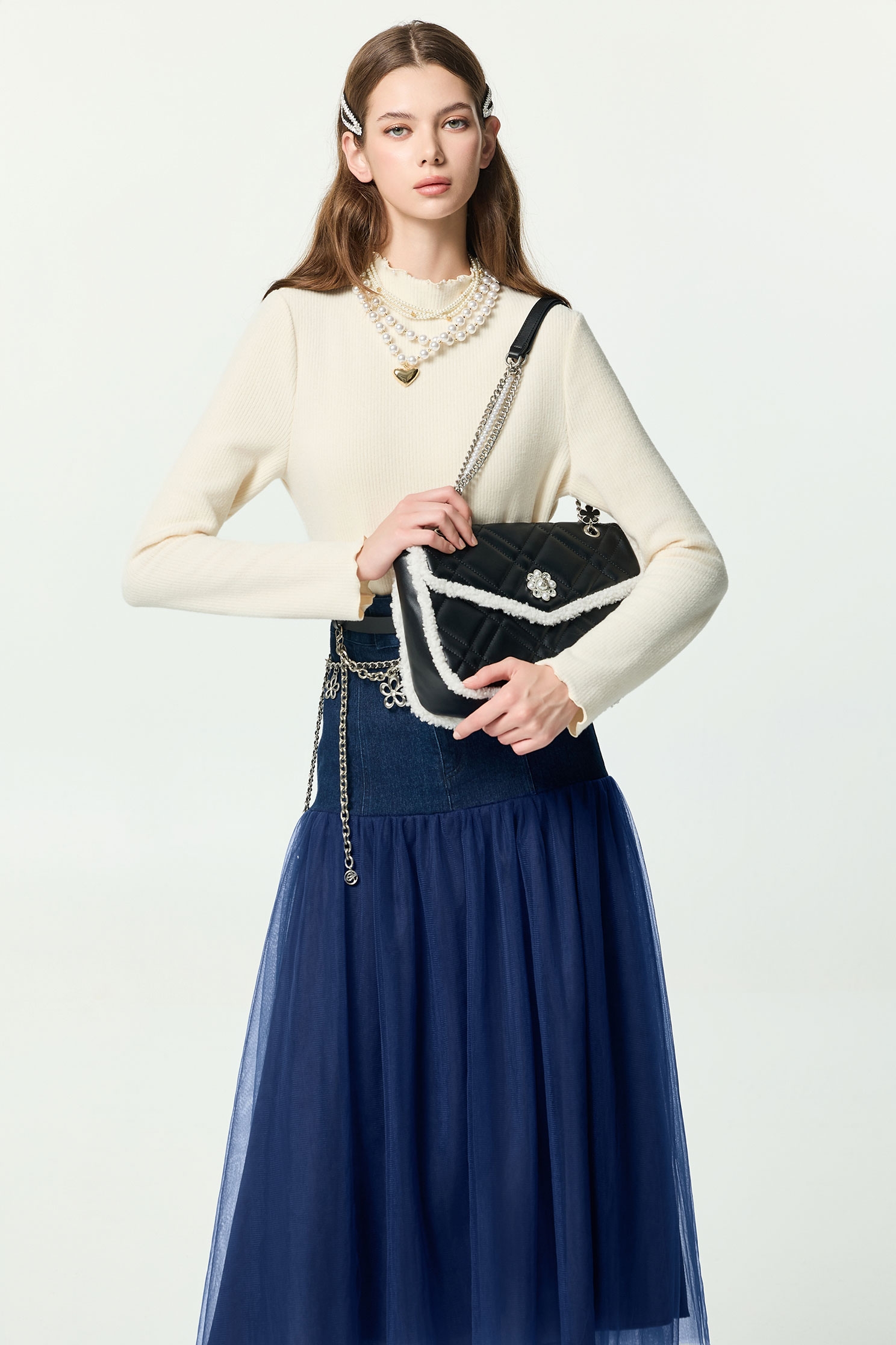 奶白色磨毛單品上衣奶白色磨毛單品上衣,上衣,刺繡,珍珠,白色上衣,秋冬穿搭,簡約穿搭