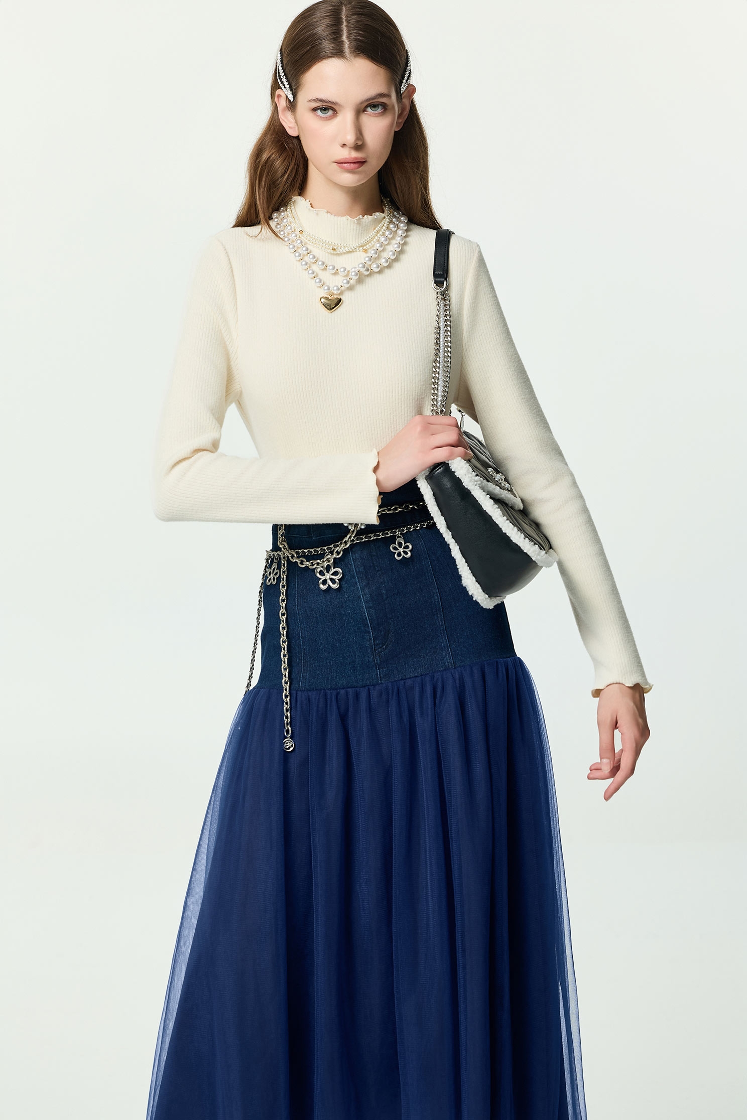 奶白色磨毛單品上衣奶白色磨毛單品上衣,上衣,刺繡,珍珠,白色上衣,秋冬穿搭,簡約穿搭