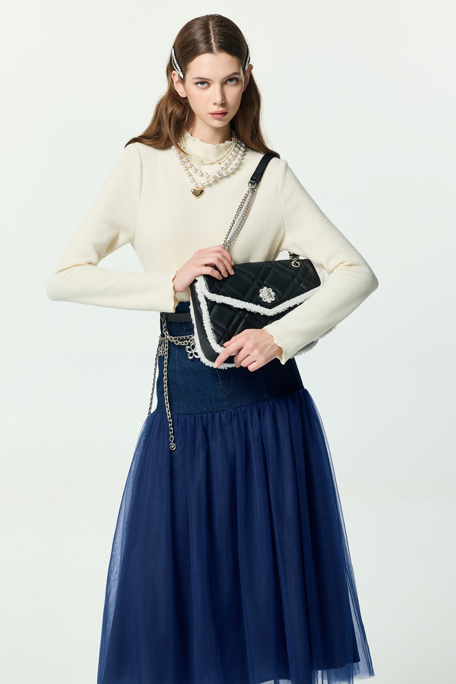 奶白色磨毛單品上衣奶白色磨毛單品上衣,上衣,刺繡,珍珠,白色上衣,秋冬穿搭,簡約穿搭