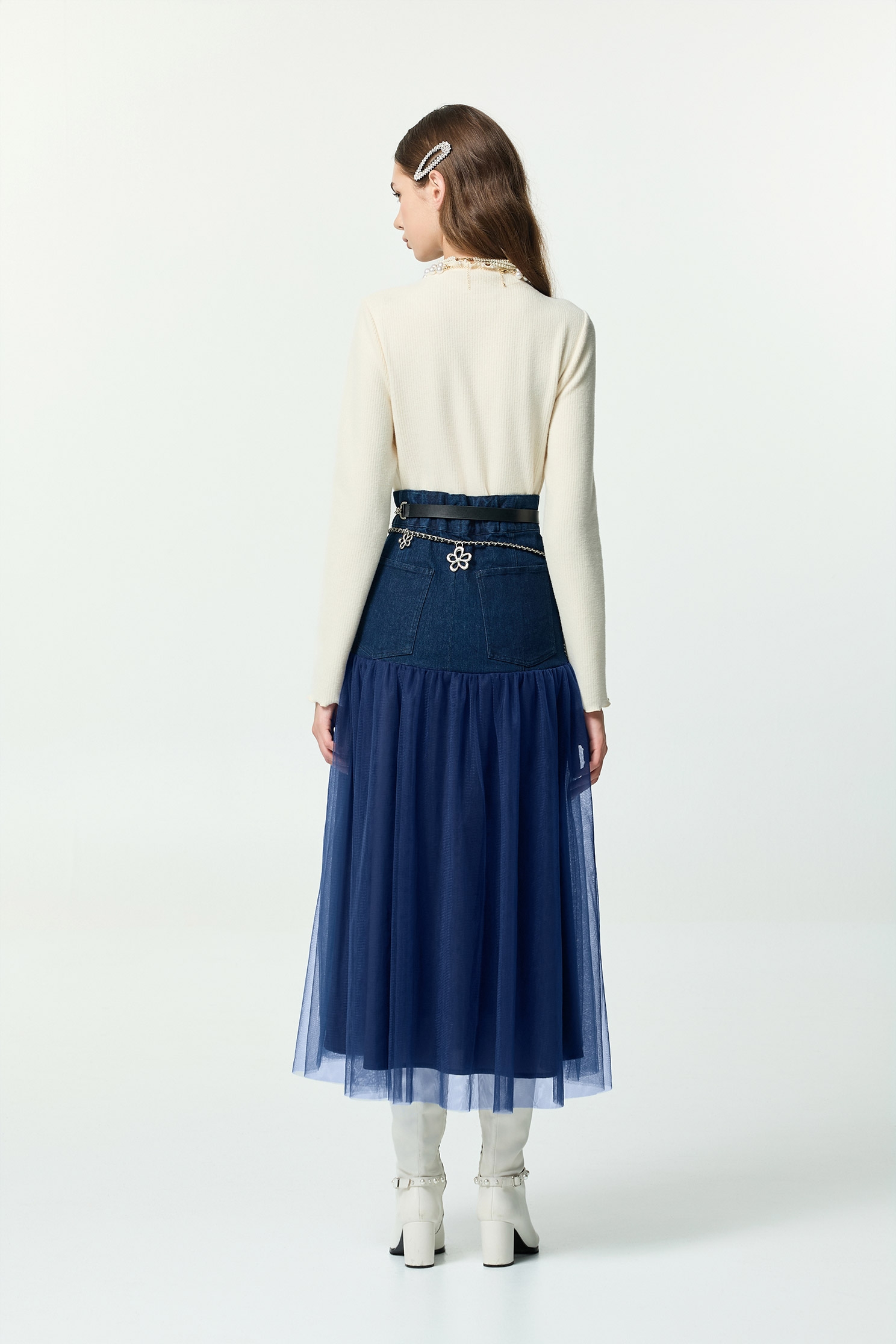 奶白色磨毛單品上衣奶白色磨毛單品上衣,上衣,刺繡,珍珠,白色上衣,秋冬穿搭,簡約穿搭