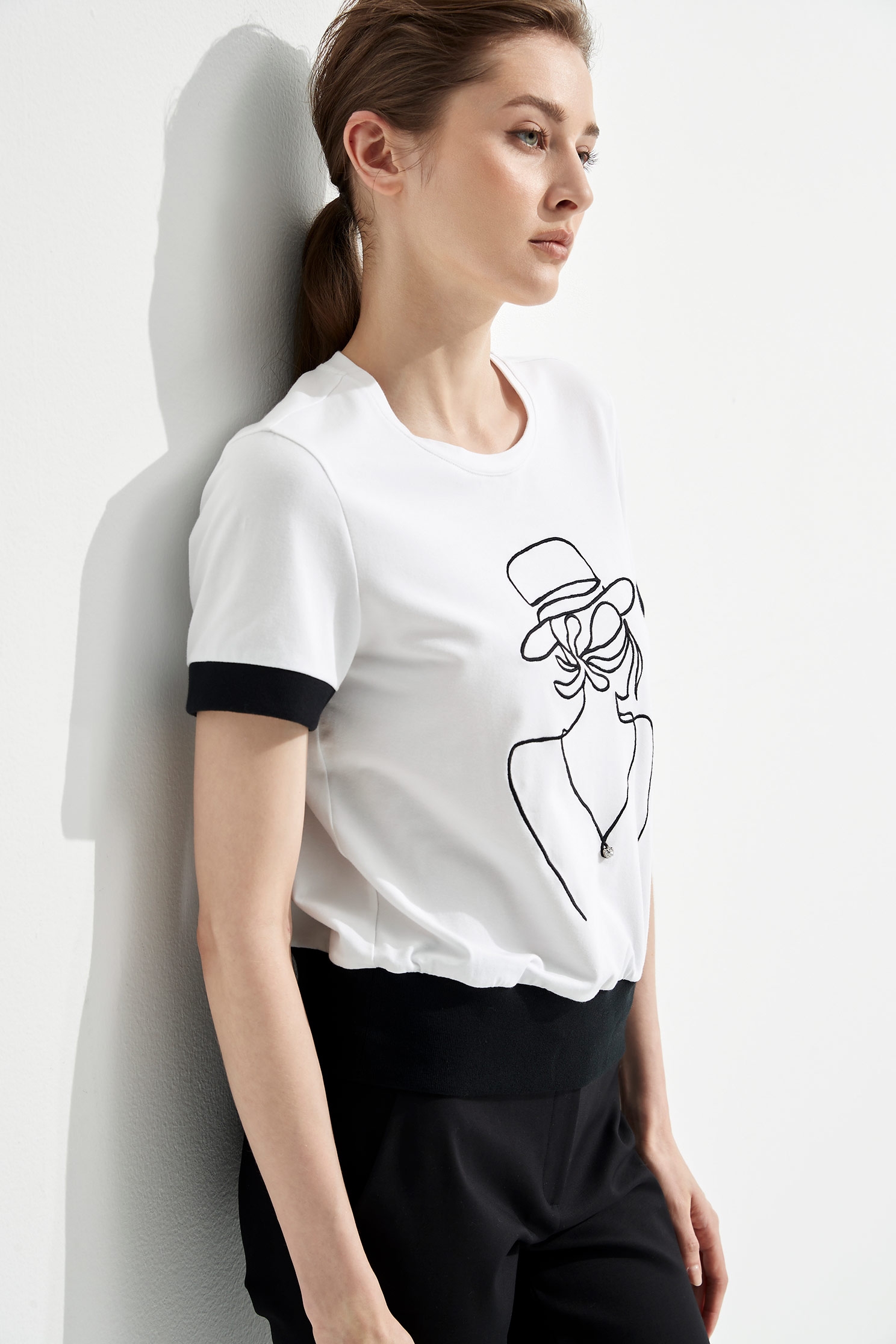 女郎背影刺繡T恤上衣女郎背影刺繡T恤上衣,上衣,人氣商品,刺繡,帽子,春夏穿搭,白色上衣,純棉,針織
