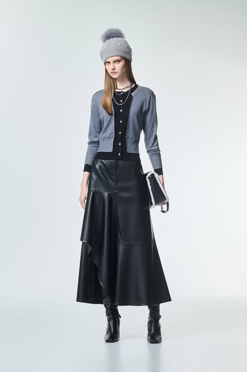 不對稱下擺仿皮長裙,,不對稱下擺仿皮長裙,丹寧,時髦成套搭配,牛仔,牛仔短裙,牛仔裙,牛仔褲,短裙,秋冬穿搭,上班OL穿搭,皮革,秋冬穿搭,約會特輯,長裙