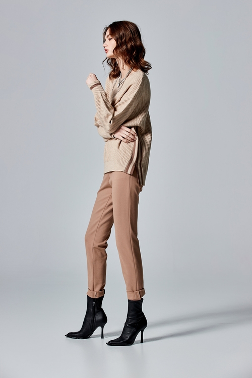 流沙色收腰釦飾貼腿長褲,褲子