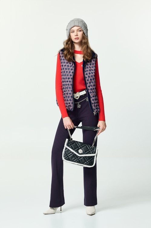 光輝紅挖領針織上衣,,光輝紅挖領針織上衣,上衣,人氣商品,外套,小香風,小香風外套,秋冬穿搭,約會特輯,蝴蝶結,針織,針織外套,上班OL穿搭,人氣商品,秋冬穿搭,約會特輯,花花世界,長大衣,上衣,人氣商品,秋冬穿搭,約會特輯,花花世界,上衣,短袖上衣,秋冬穿搭,約會特輯,花花世界,A字裙,上班OL穿搭,秋冬穿搭,長裙,春夏穿搭,短裙,蝴蝶結,一般背心,一般背心馬甲,上衣,春夏穿搭,時髦成套搭配,背心,輕奢度假,輕奢渡假,一般背心,一般背心馬甲,上班OL穿搭,上衣,人氣商品,春夏穿搭,無袖上衣,無袖背心,背心,春夏穿搭,時髦成套搭配,短裙,短褲,輕奢度假,輕奢渡假,春夏穿搭,珍珠,褲子,褲裙,U領上衣,上衣,春夏穿搭,約會特輯,蝴蝶結,春夏穿搭,短褲,約會特輯,褲裙,秋冬穿搭,窄裙,針織,開運紅,秋冬穿搭,窄管褲,褲子,西裝褲,開運紅,上衣,派對特輯,秋冬穿搭,開運紅,小禮服,洋裝特輯,秋冬穿搭,針織,針織洋裝,長袖洋裝,開運紅,春夏穿搭,派對特輯,短裙,輕奢度假,輕奢渡假,上衣,春夏穿搭,珍珠,輕奢度假,輕奢渡假,針織