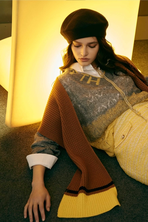 個性漸層挑洞織紋薄針織上衣,