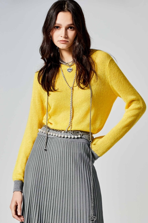 櫻草黃平紋圓領薄針織上衣,