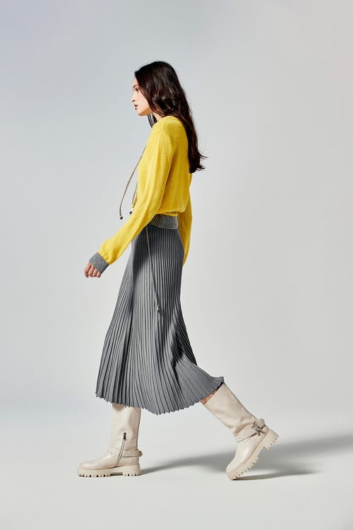 櫻草黃平紋圓領薄針織上衣,