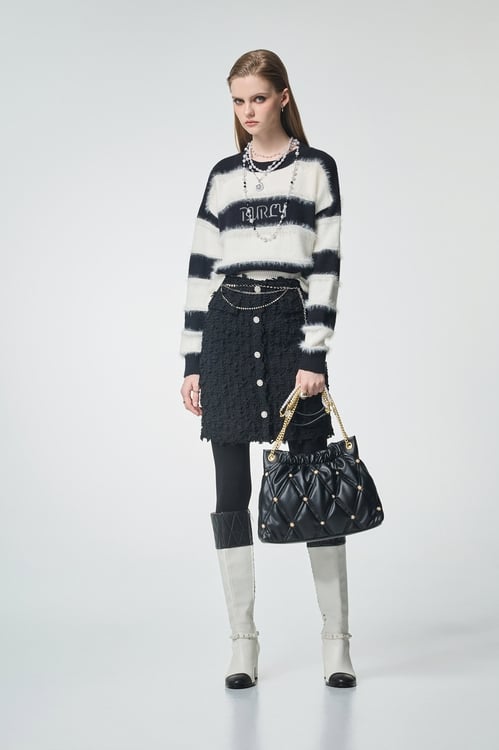 仿貂毛立體崁條黑白撞色針織,上衣