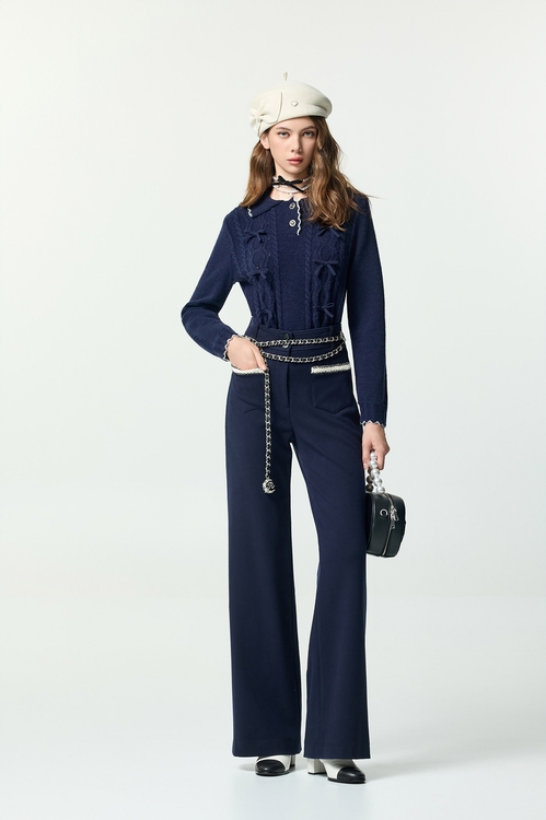 濃厚靛藍配色鋸齒邊針織上衣,上班OL穿搭