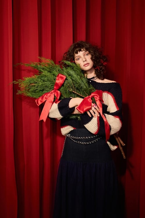 鬆弛感藍白配條針織上衣,上班OL穿搭