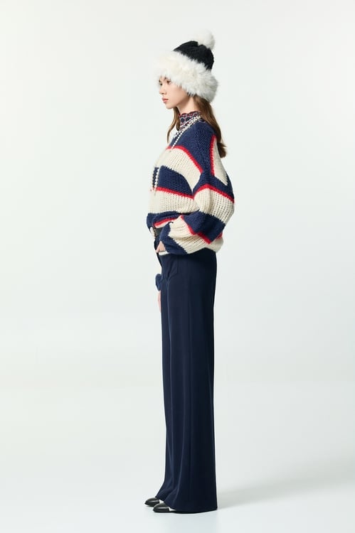 鬆弛感藍白配條針織上衣,上班OL穿搭