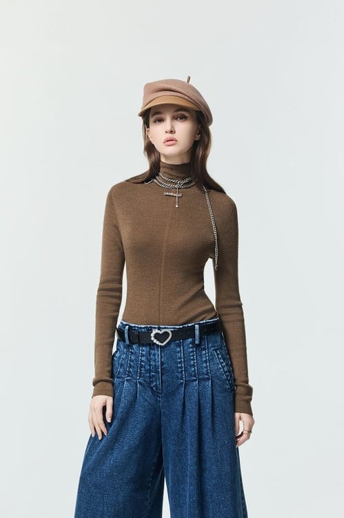 焦糖色一體成型針織上衣,約會特輯